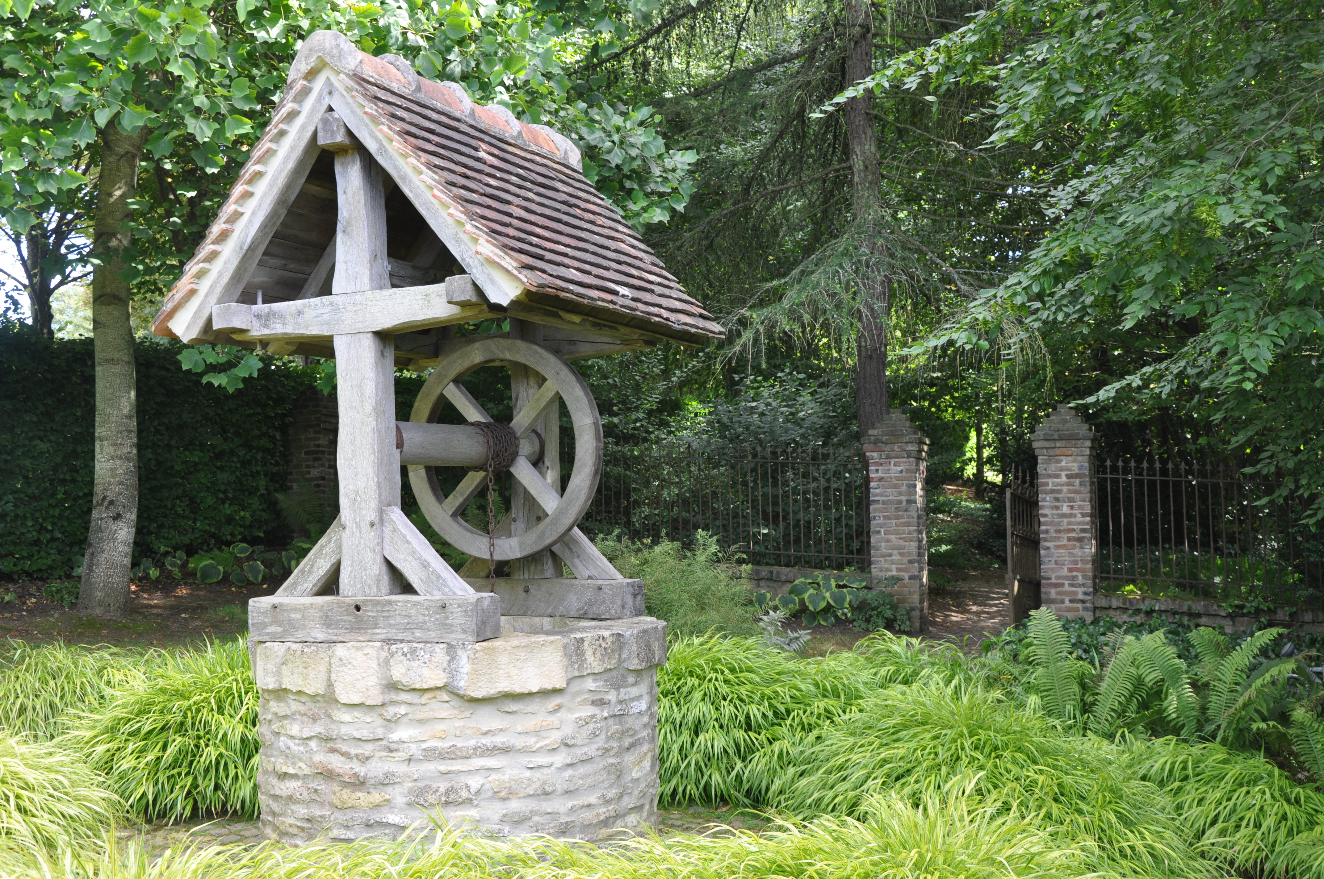 File:Water well in garden of Cambremer (France).JPG - Wikimedia Commons
