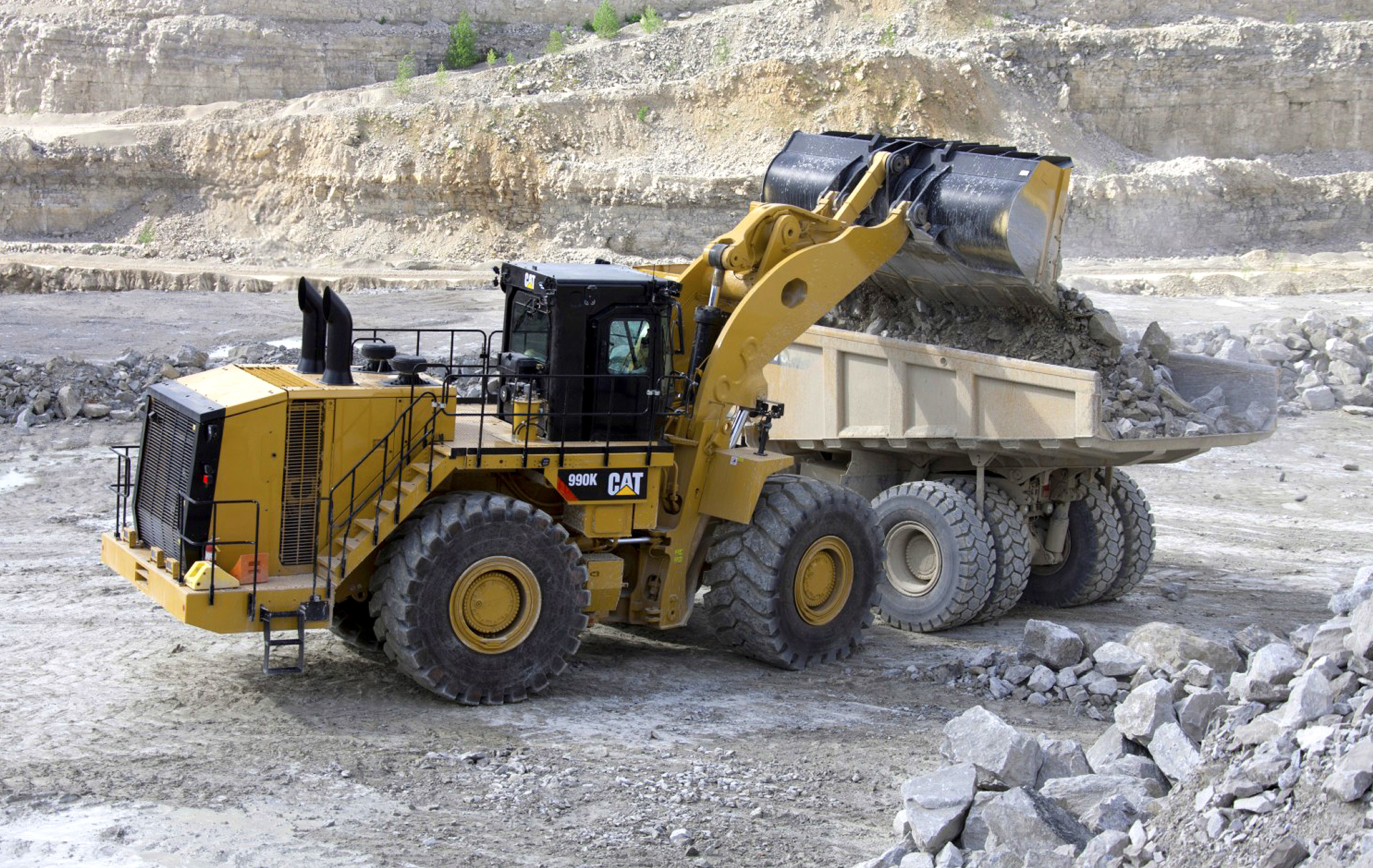 VIDEO: Cat shows how to operate large loaders like a pro with in ...