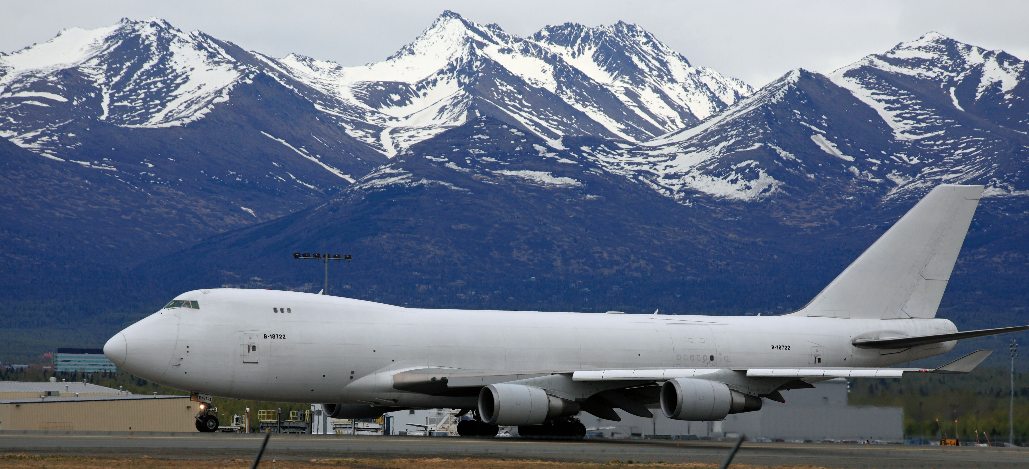 File:White tail 747 with the Chugach Mountains in the background ...
