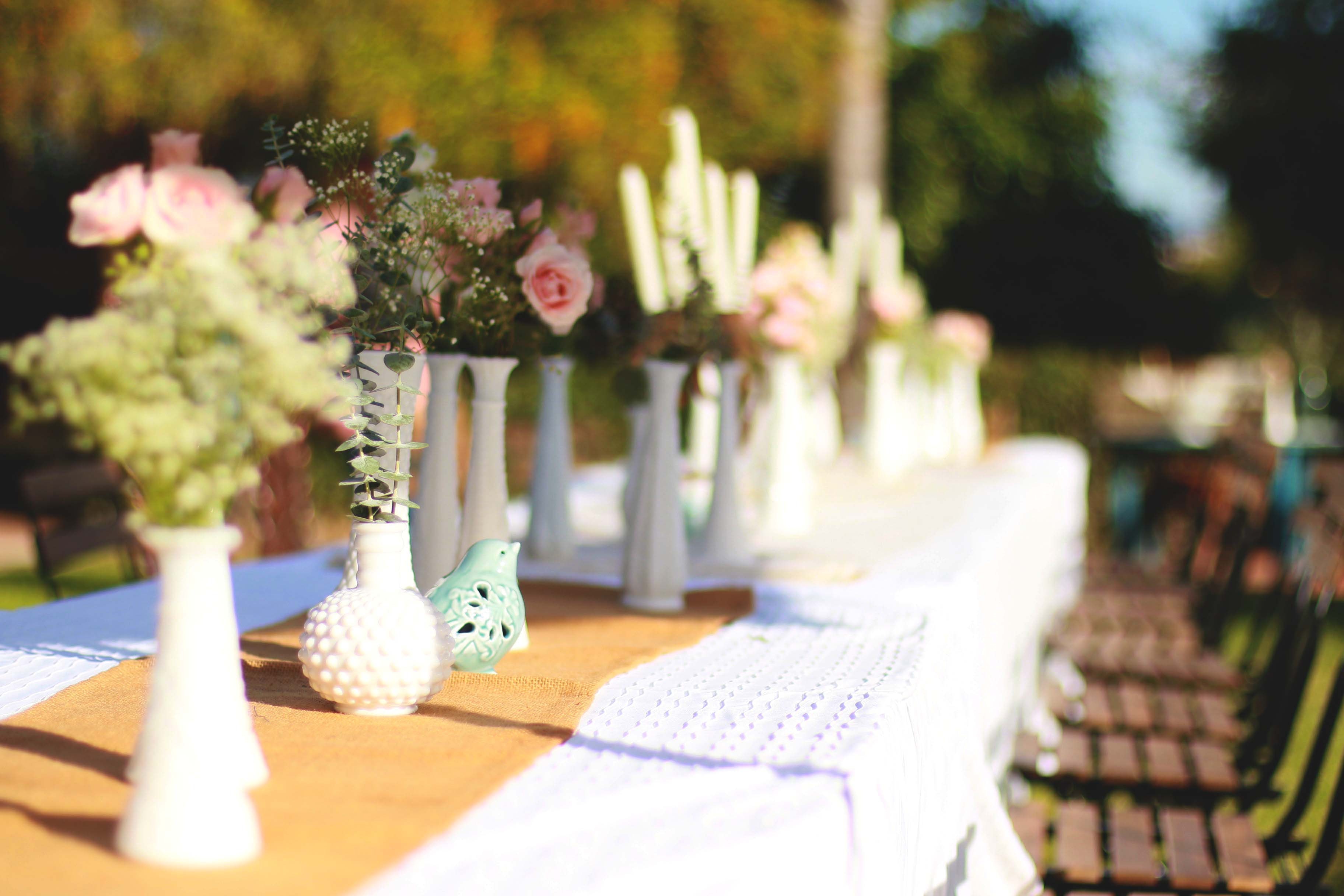 White and beige table arrangement photo
