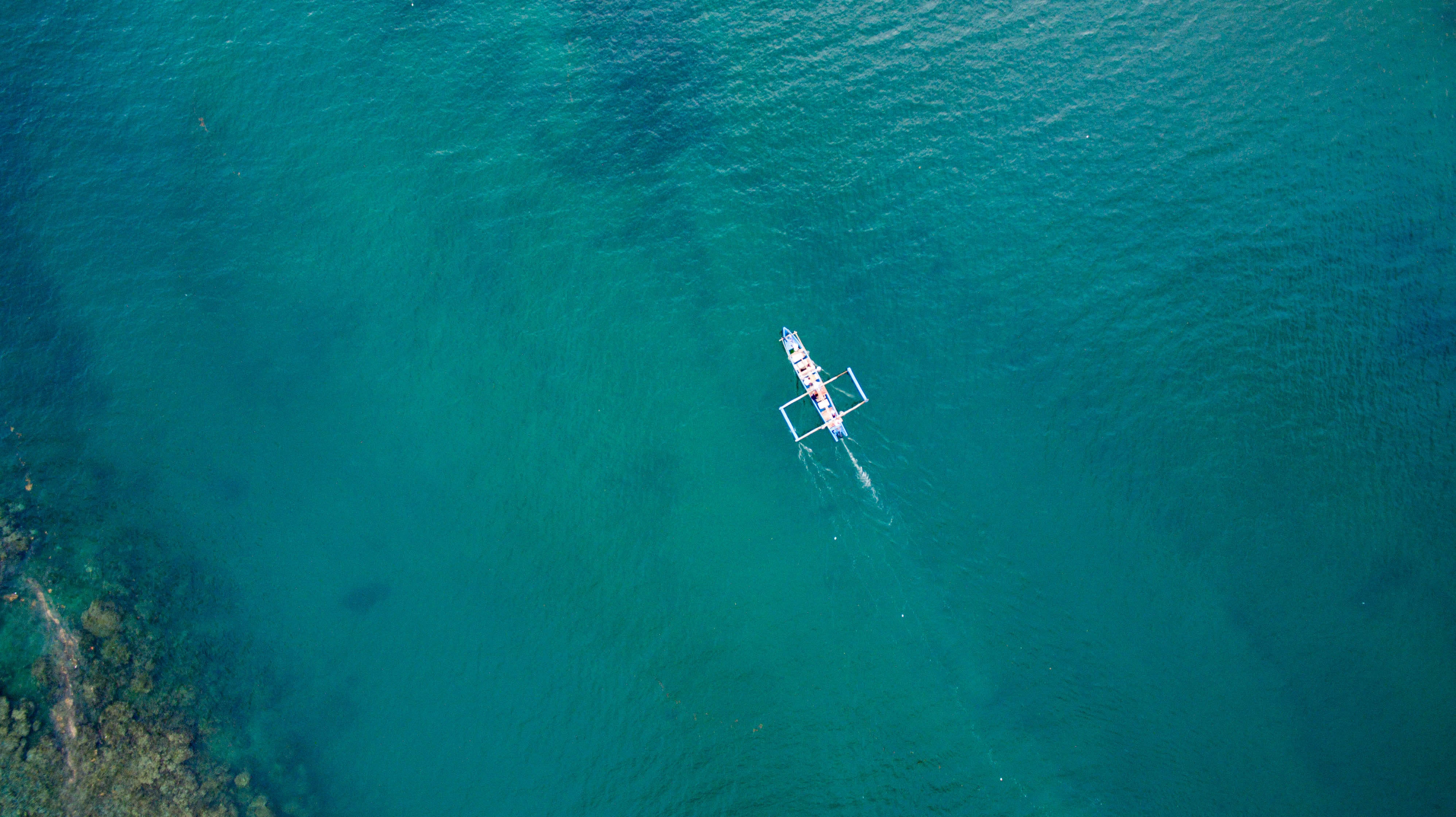 White Boat on Green Body of Water during Daytime, Beach, Bird's eye view, Boat, Coast, HQ Photo