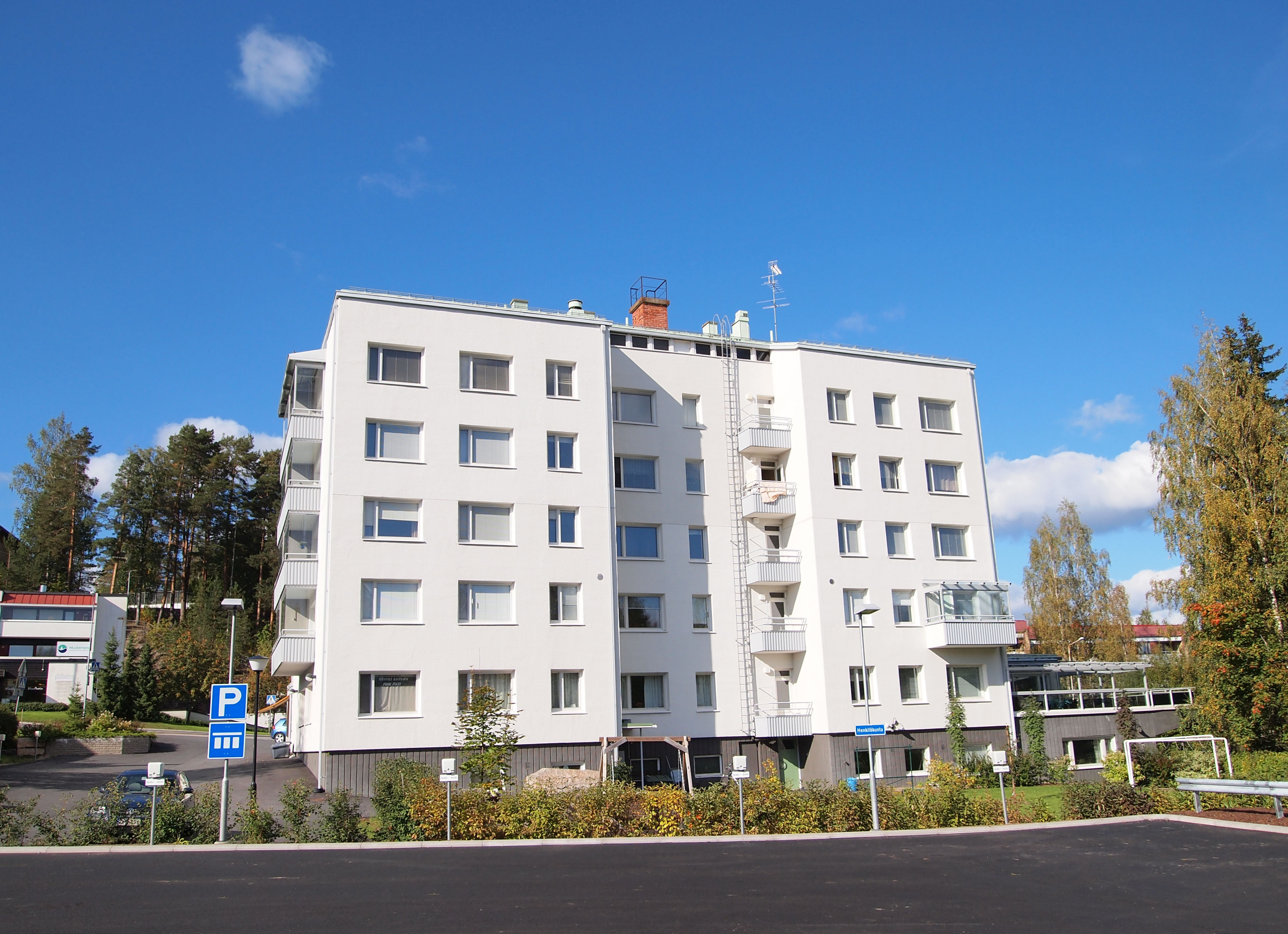 File:Korpilahti - white building.jpg - Wikimedia Commons