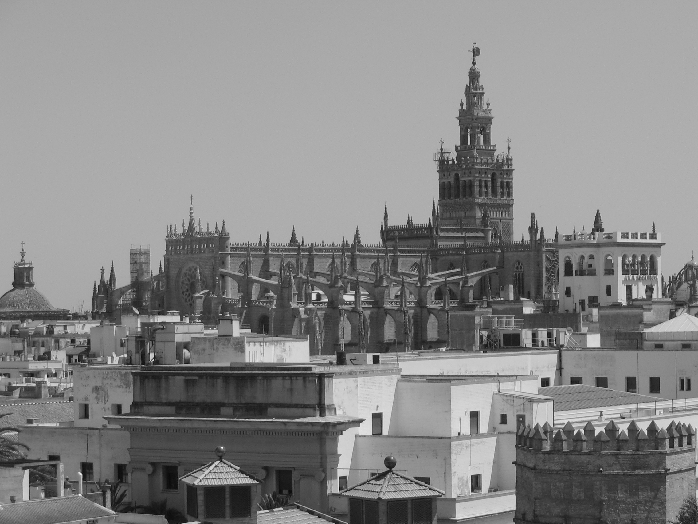 File:Cathedral of Seville black and white.jpg - Wikipedia