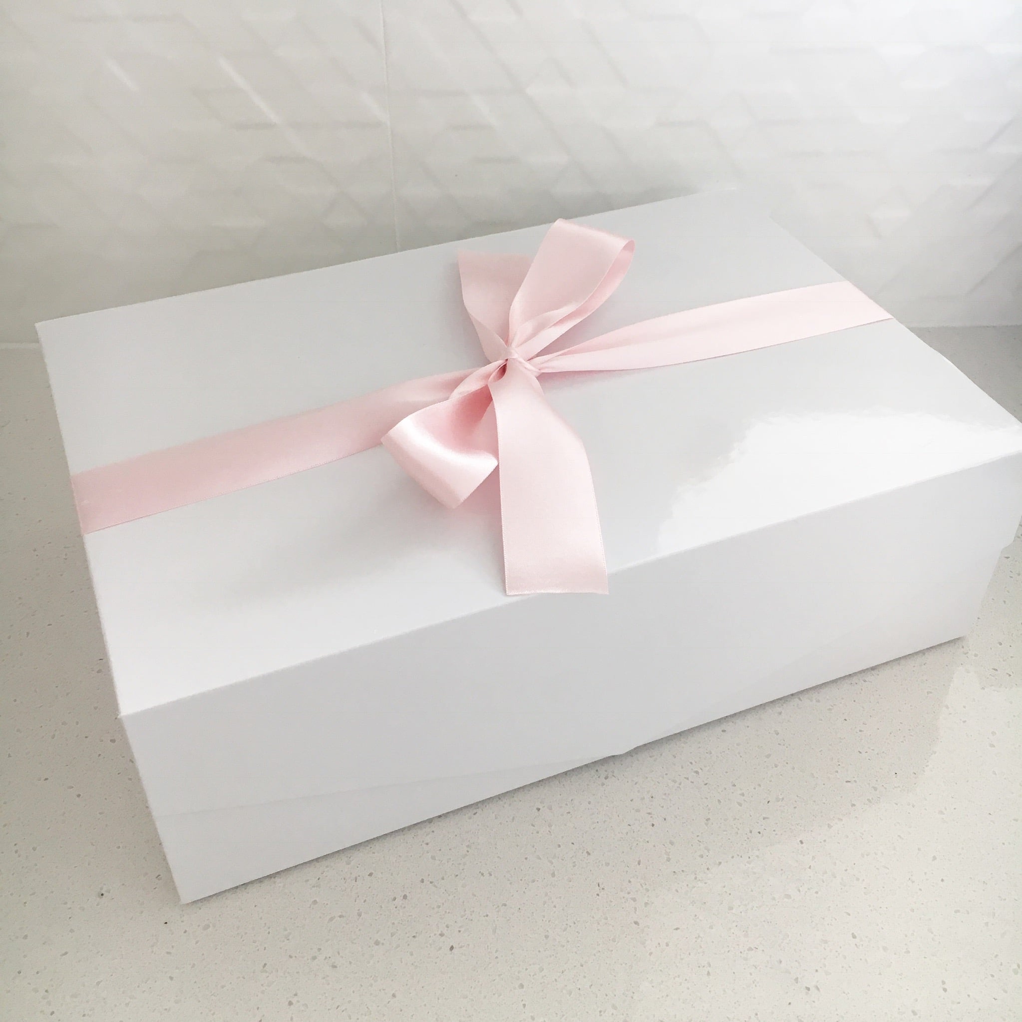 White Gift Box with Pink Bow | Nordlife