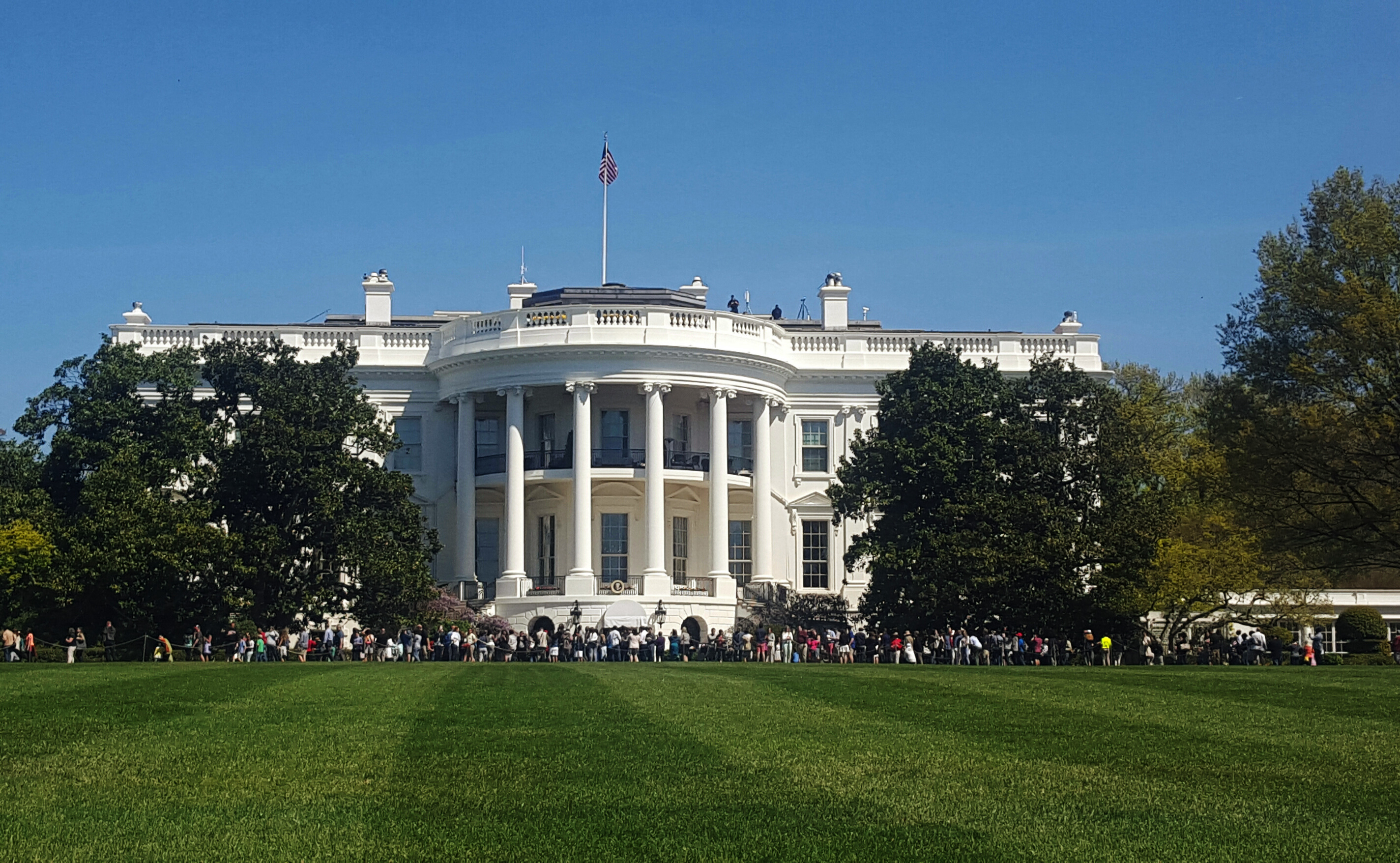 White House fence jumper roamed grounds for more than 16 minutes ...
