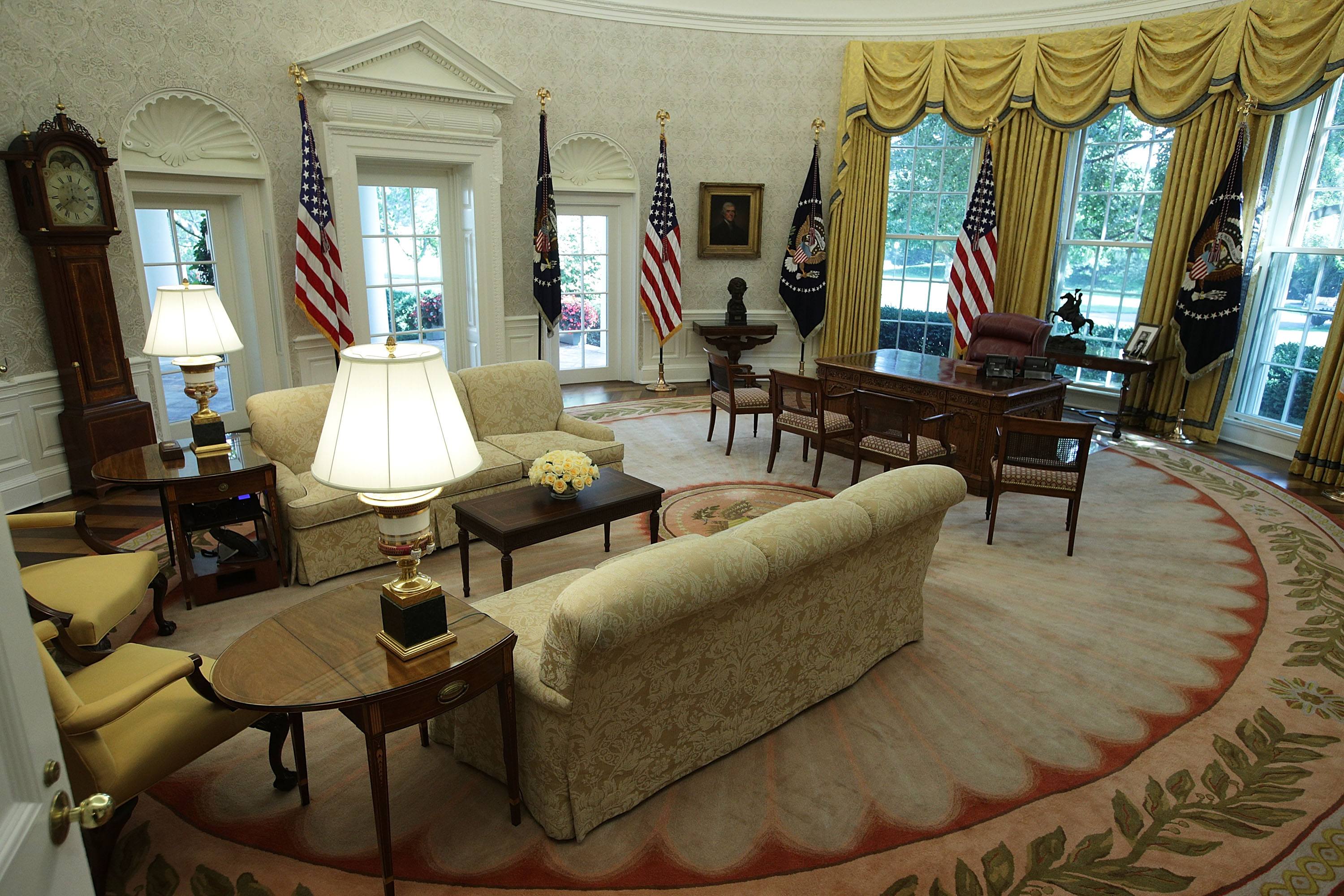 This Is the First Thing Donald Trump Changed in the Oval Office ...