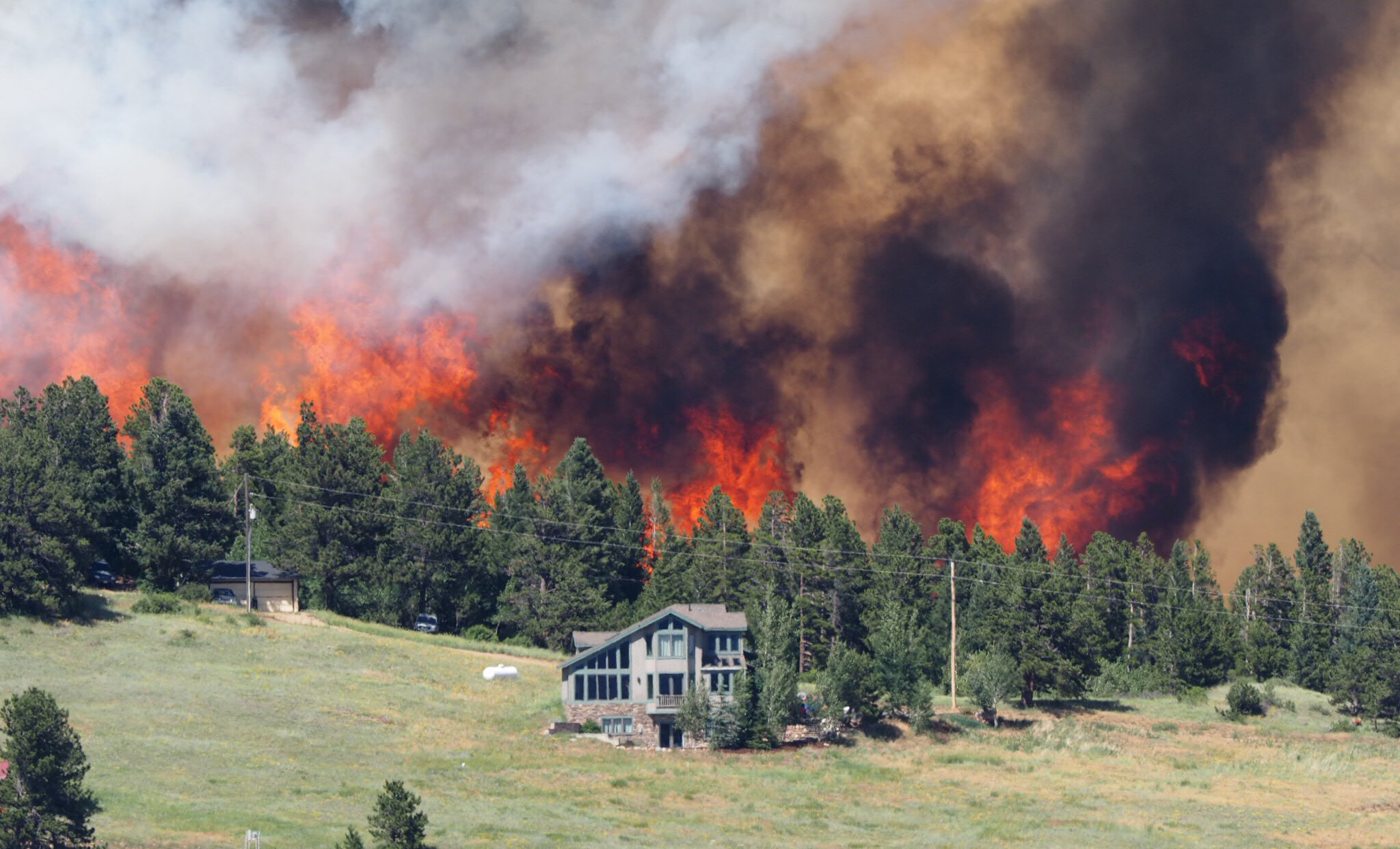 Boulder County wildfire prompts hundreds of evacuations near Nederland