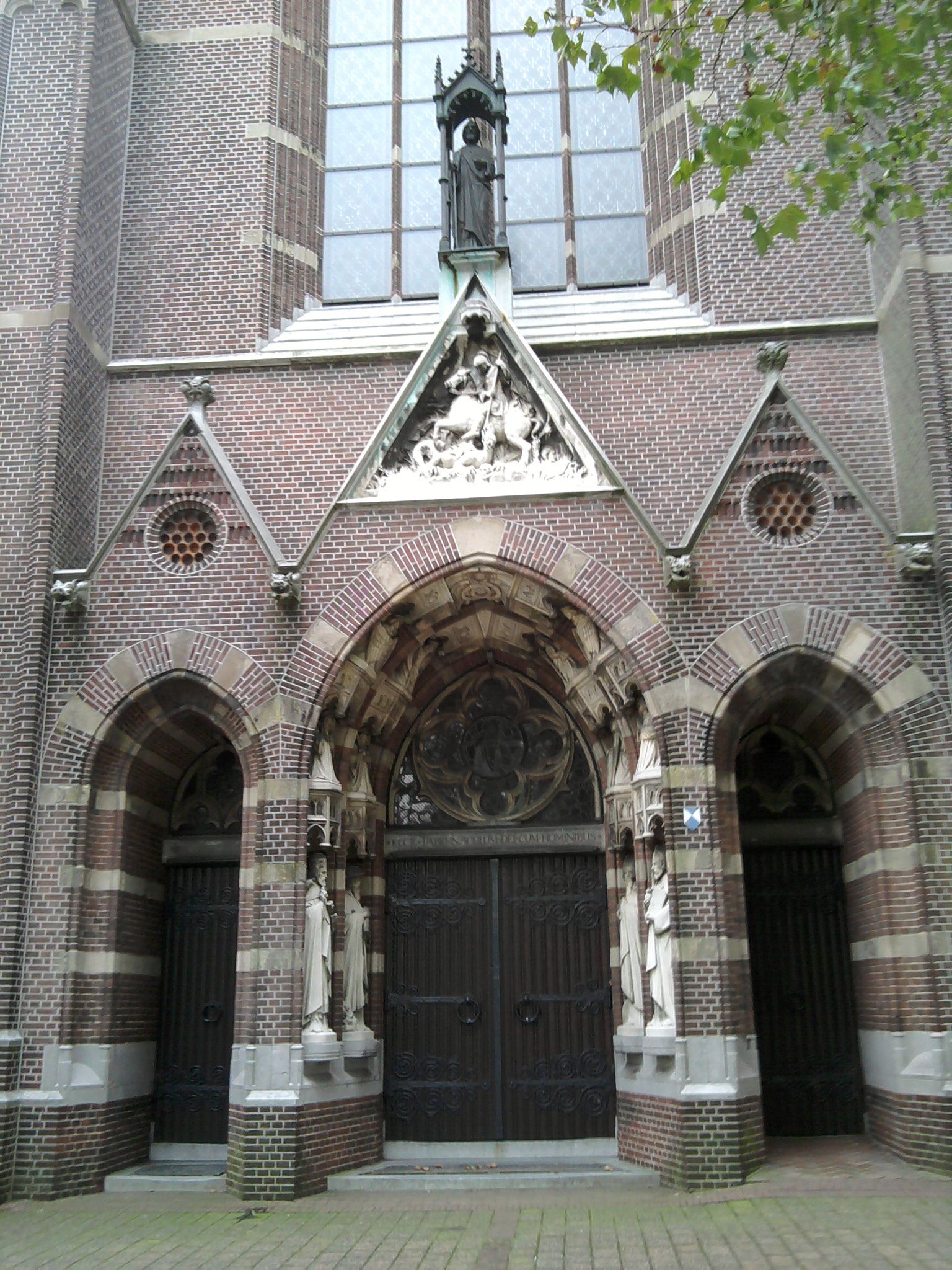 Four Church-fathers and a Wimperg, middle-hall Sint-Jorischurch ...