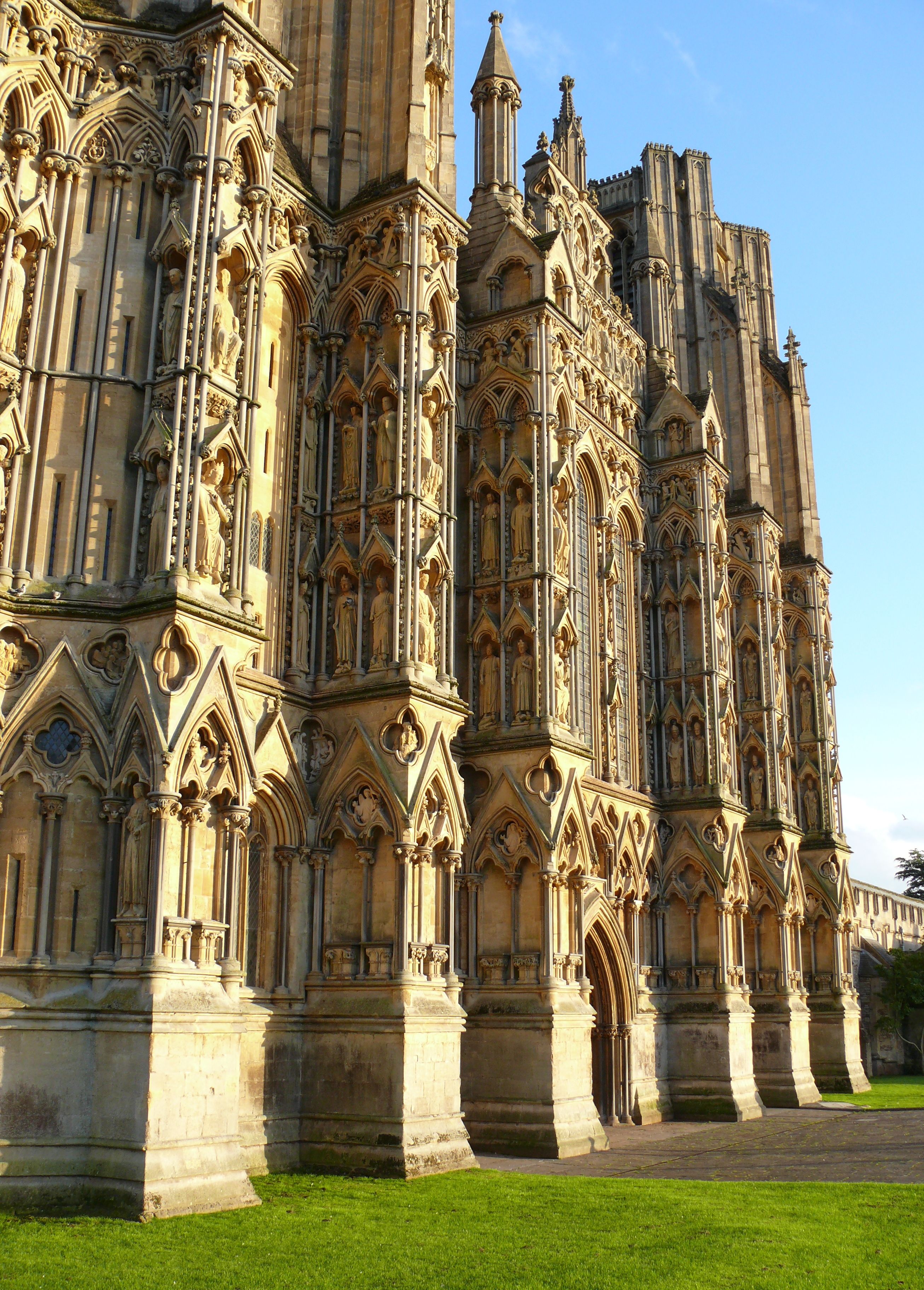 zdobione przypory katedry w Wells i ciekawe, ornamentowe ...