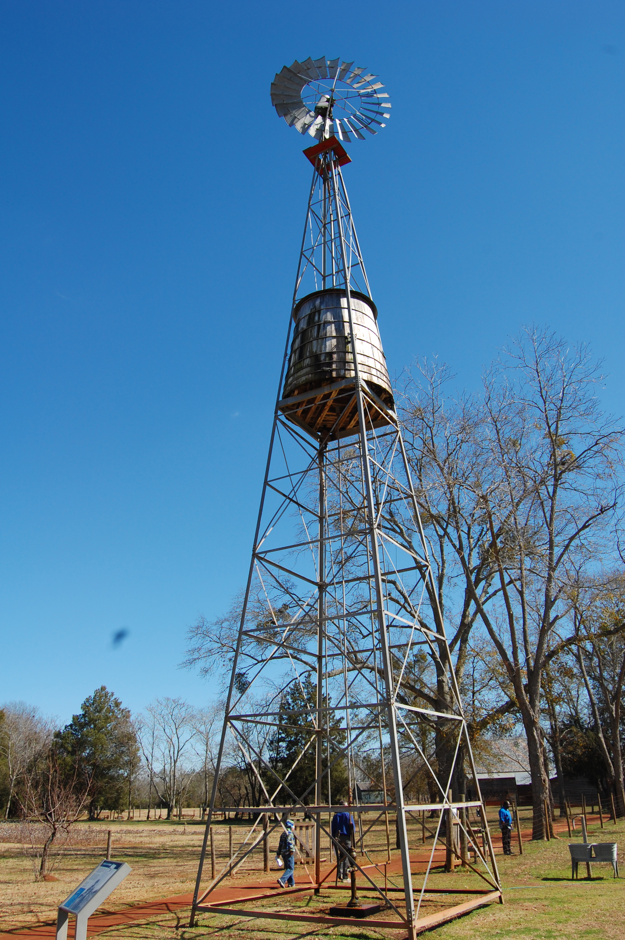 File:Windmill water pump on Jimmy Carter homesite, Plains, GA, US ...