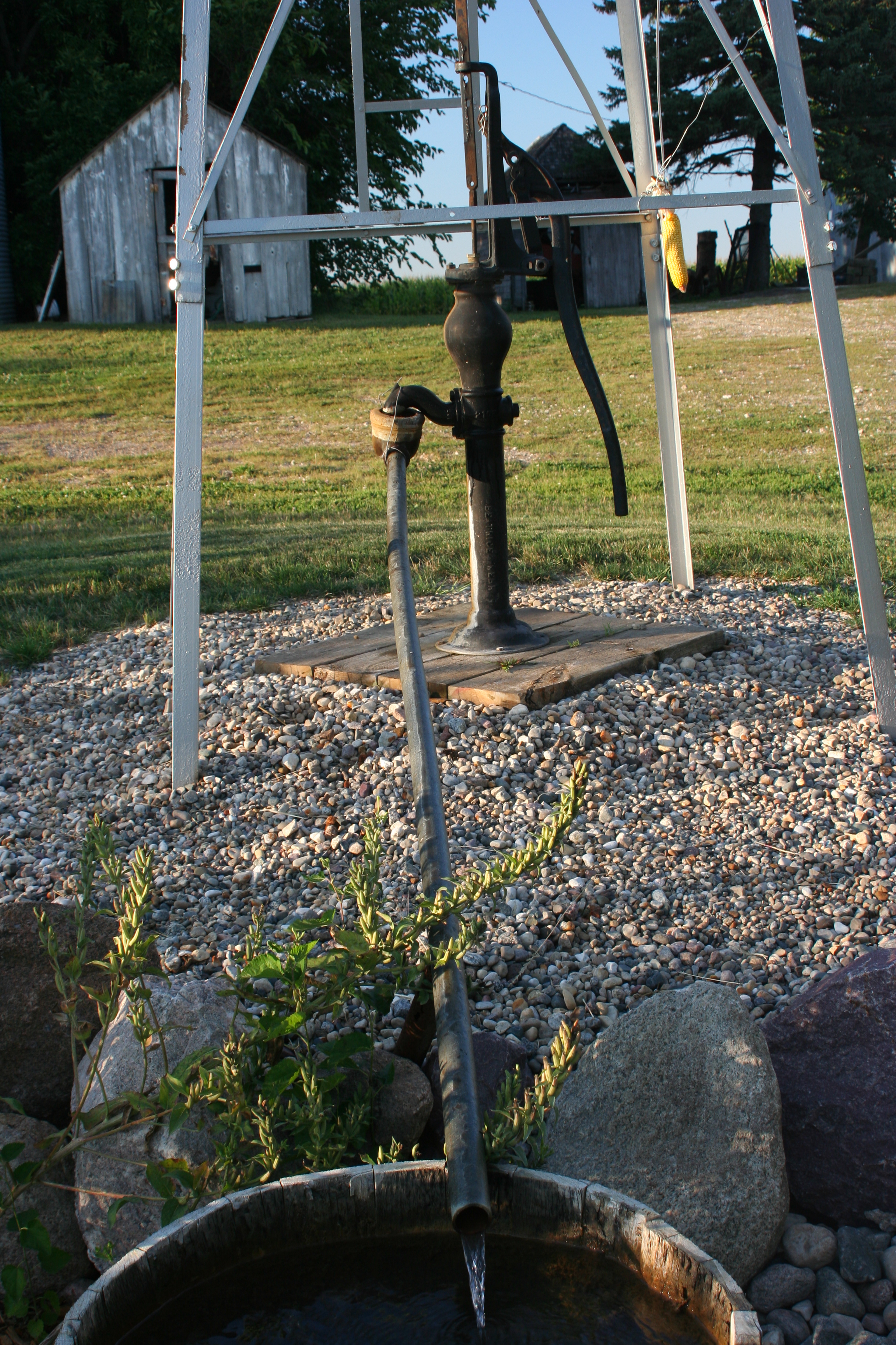 File:Windmill operated water pump.jpg - Wikimedia Commons