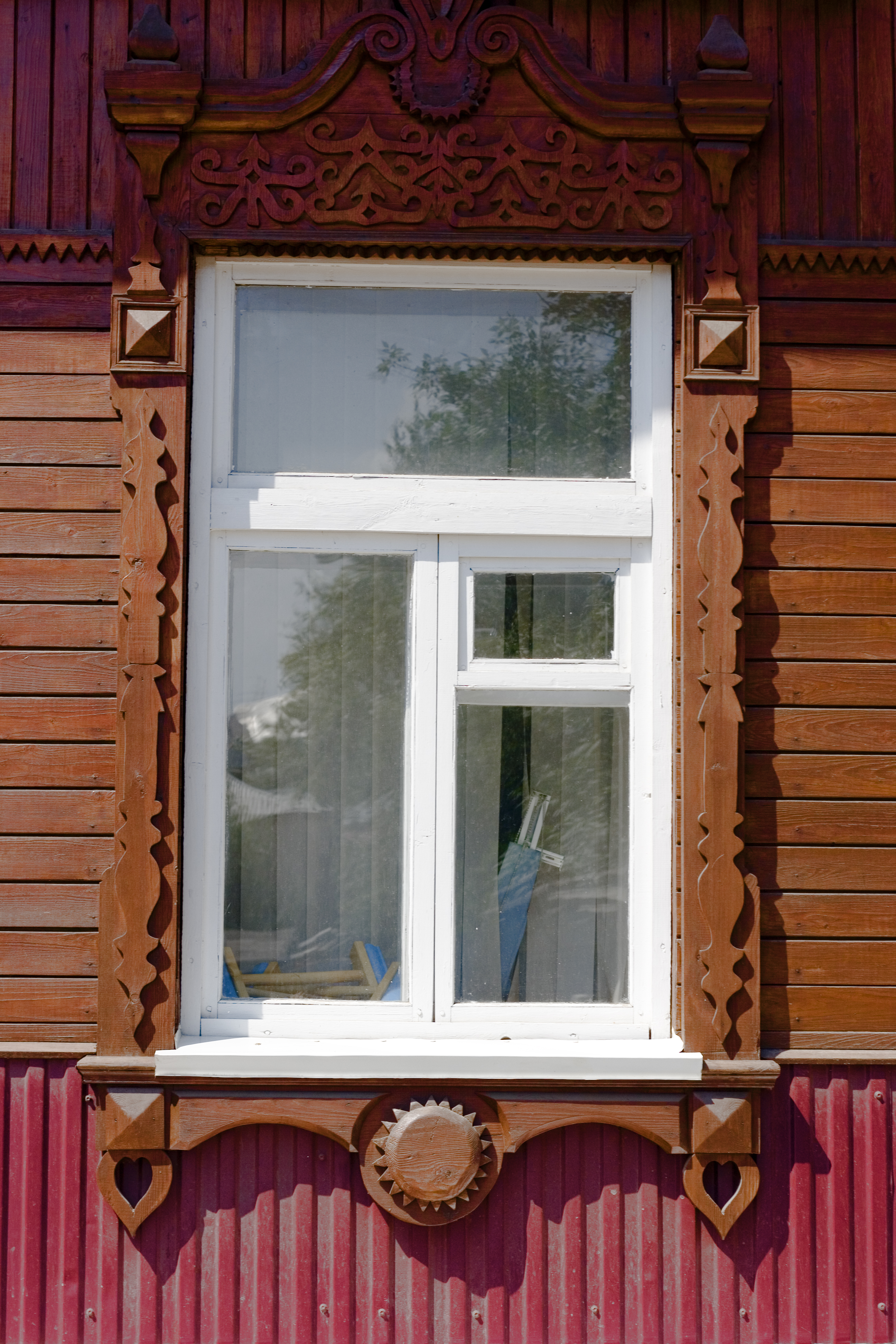 Купить окно клин. Пластиковые окна в деревенском доме. Пластиковые окна для деревенского дома. Окно деревянное деревенское. Окна в деревянном доме.