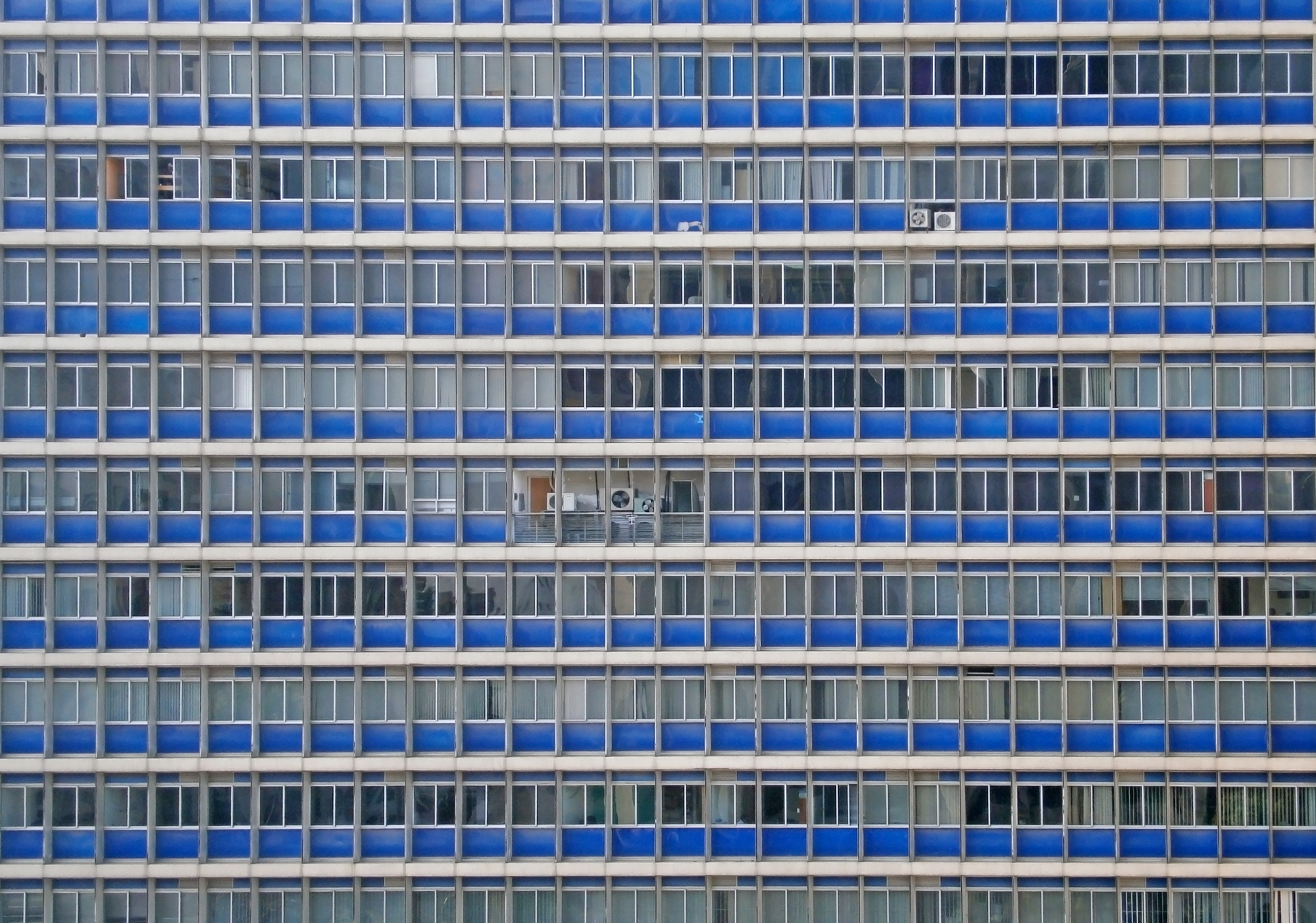 File:Windows in Caracas Building.jpg - Wikimedia Commons