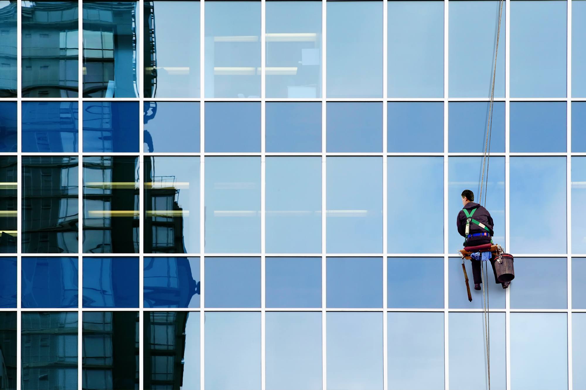 How to clean windows on high rise buildings -