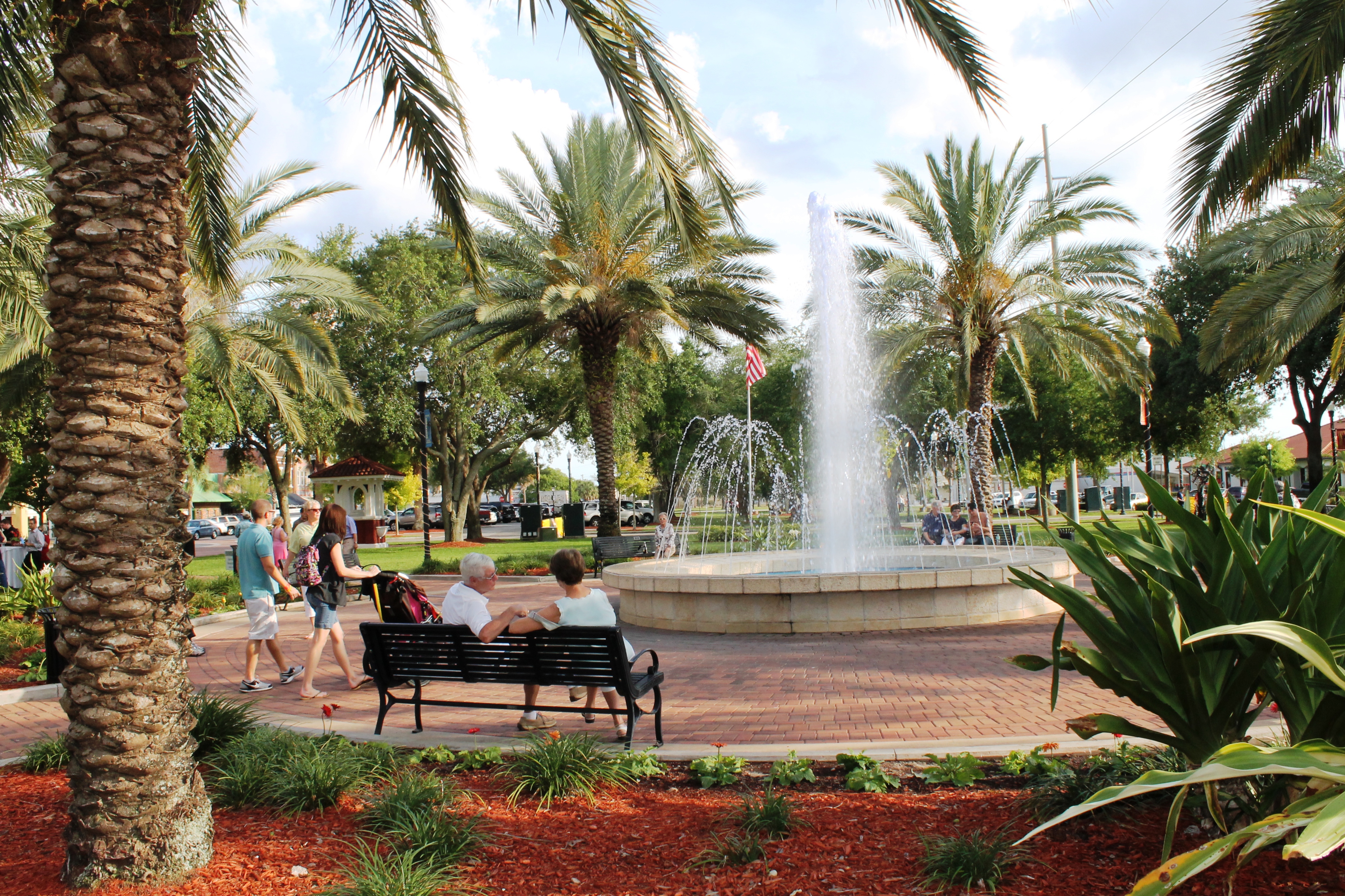 File:Fountain Walk in Downtown Winter Haven, Florida.jpg - Wikimedia ...