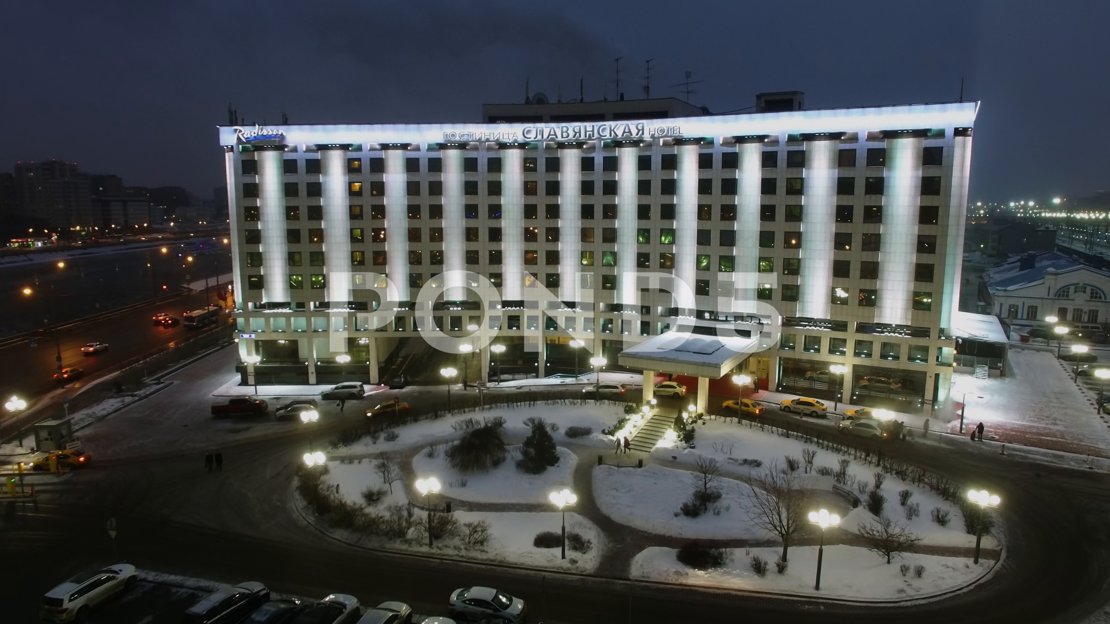 Video: Radisson Slavyanskaya hotel near quay with traffic at winter ...
