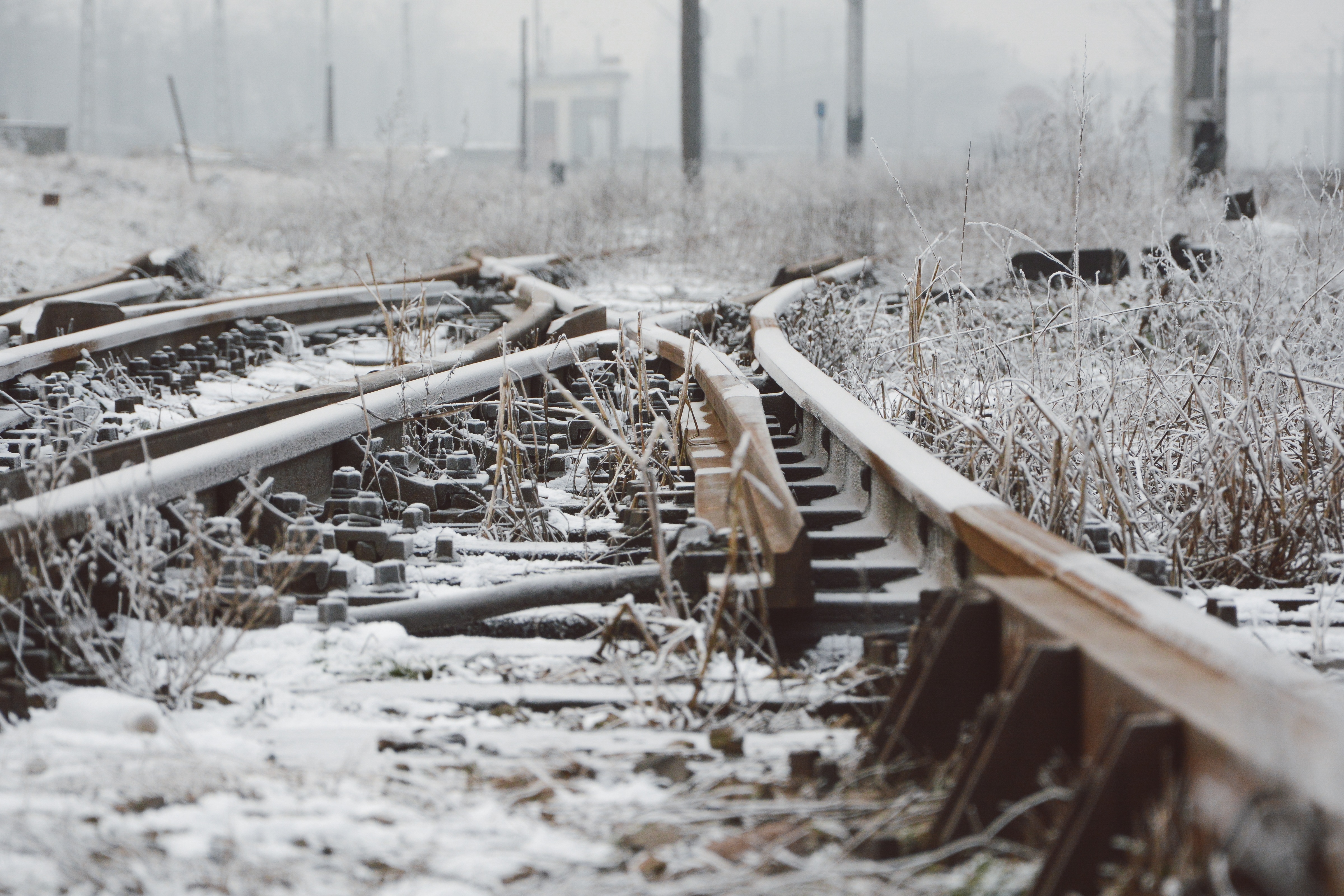 Движение поезда по рельсам. Рельсы зима. Железная дорога снег. ЖД пути зима.