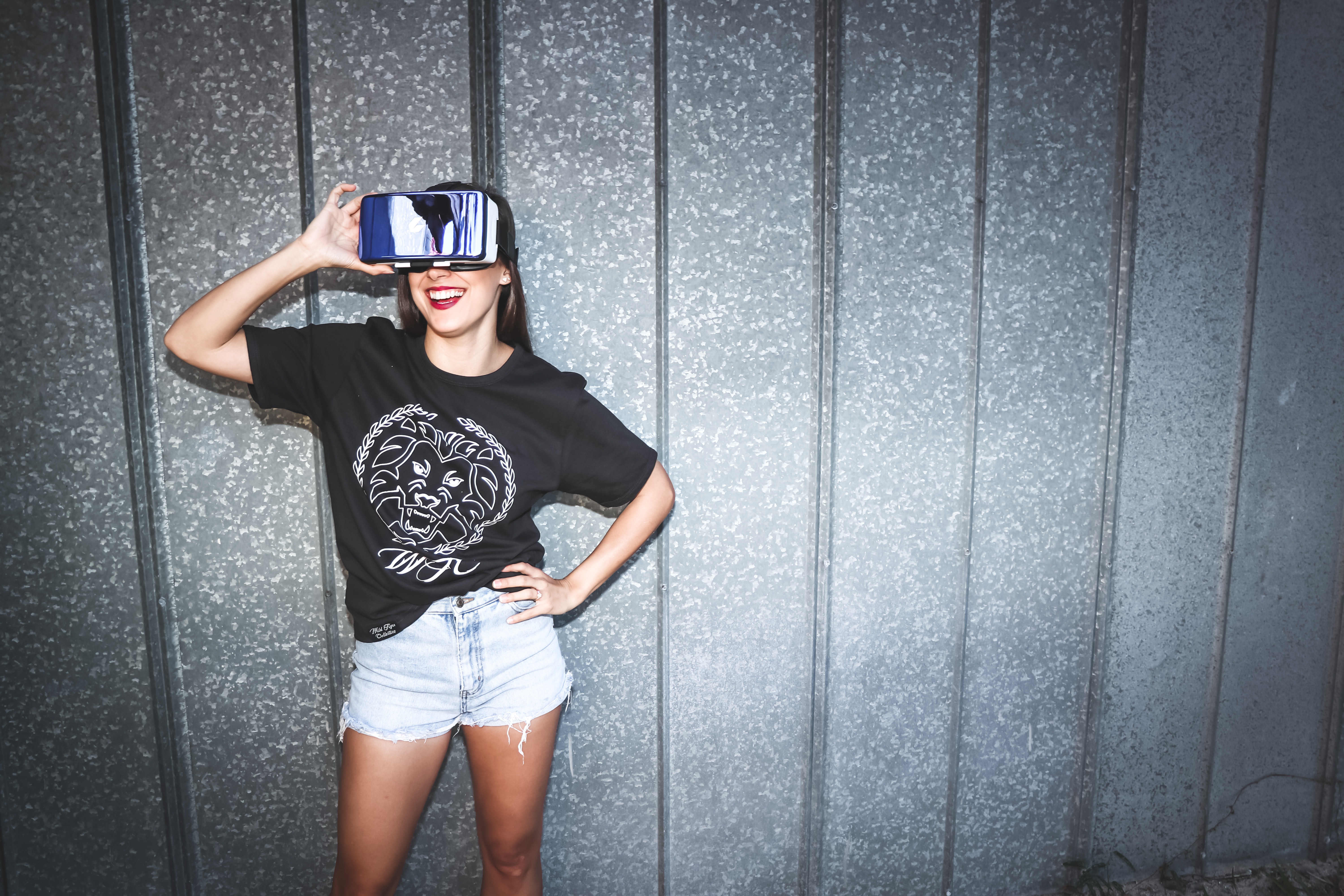 Woman in black crew-neck t-shirt wearing blue vr goggles photo