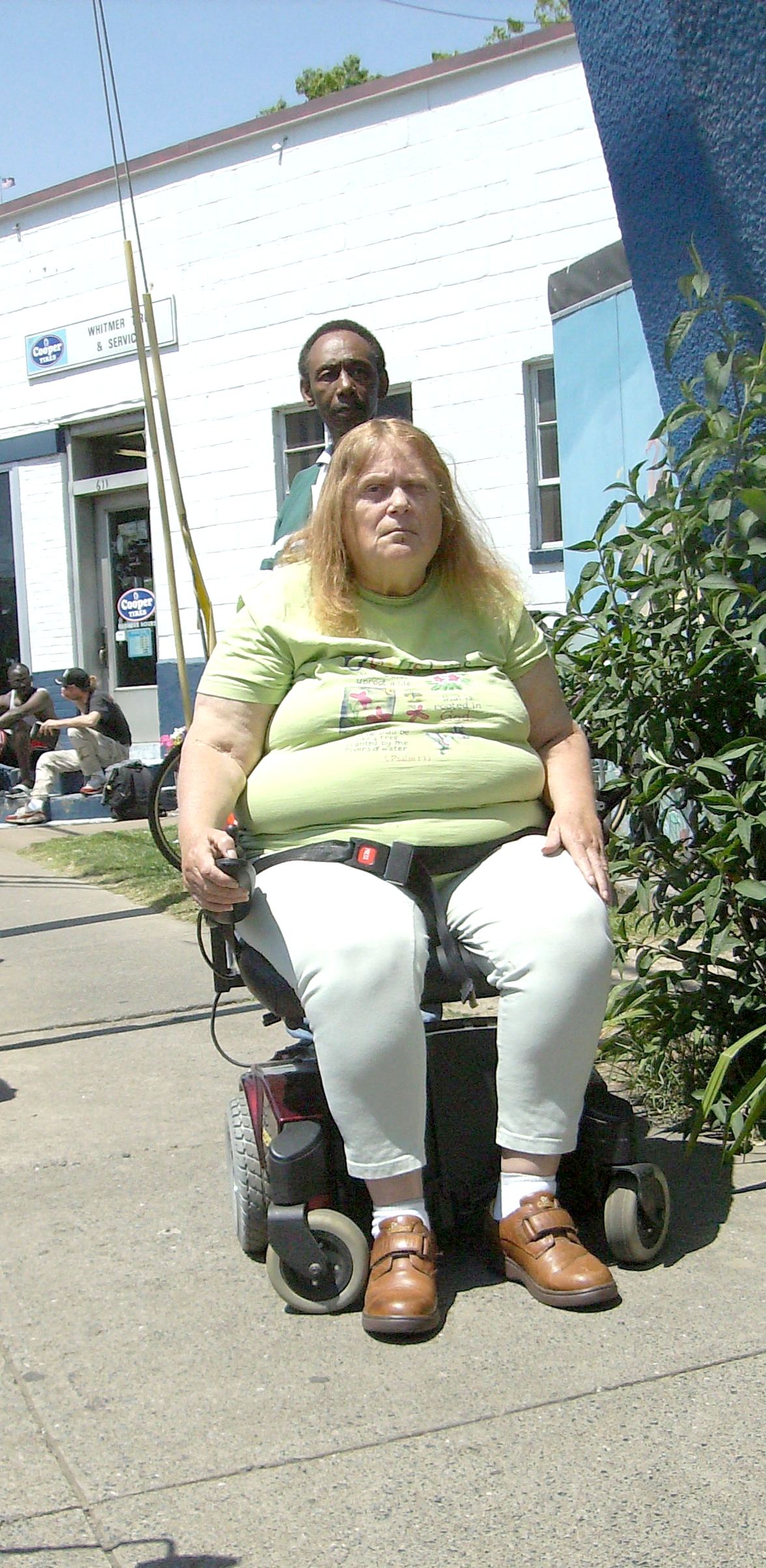 File:Woman in wheelchair.jpg - Wikimedia Commons