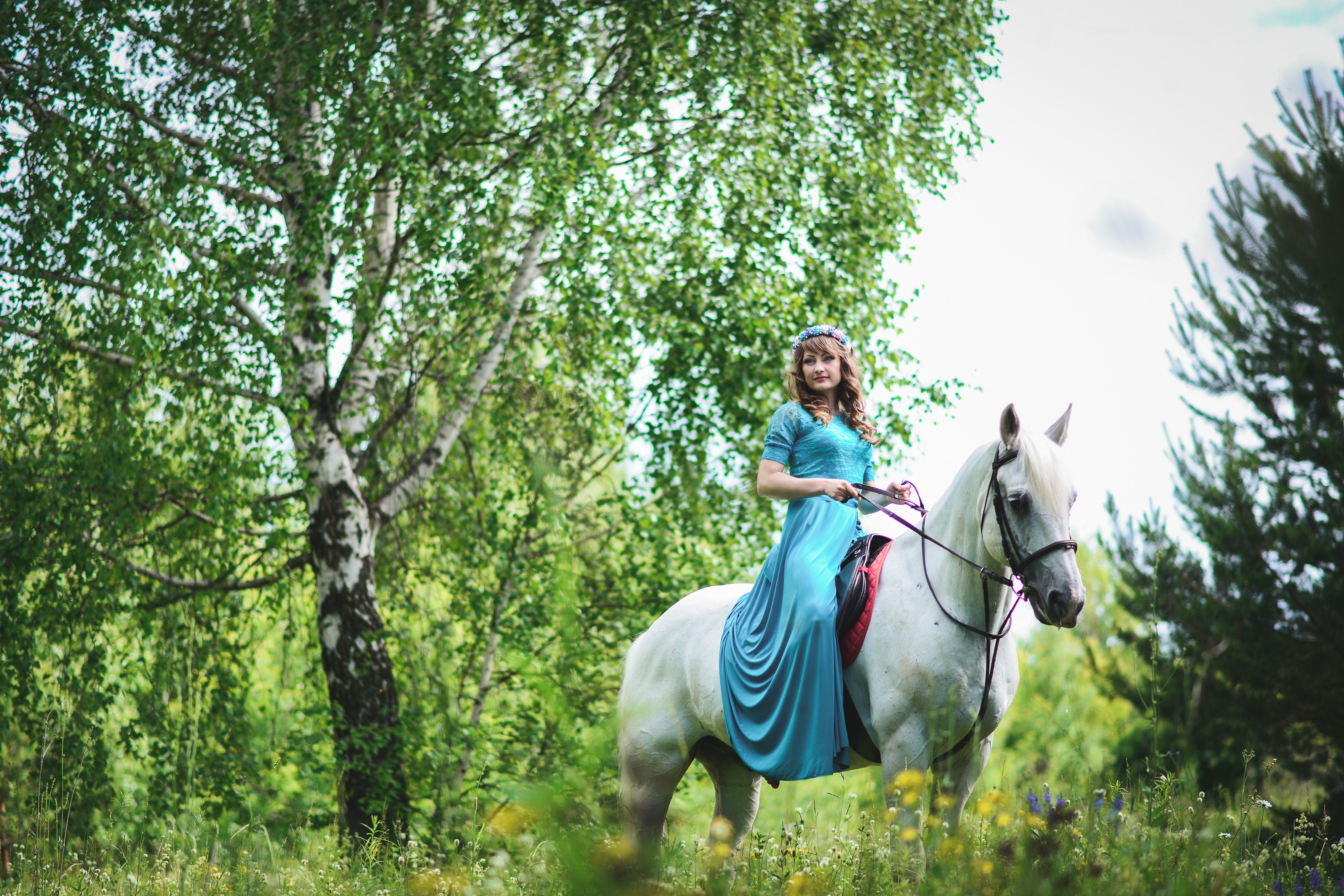 Countryside girl. Фотосессия с лошадьми на природе. Фотосессия с белой лошадью. Девушка верхом на лошади. Девушка и белая лошадь.