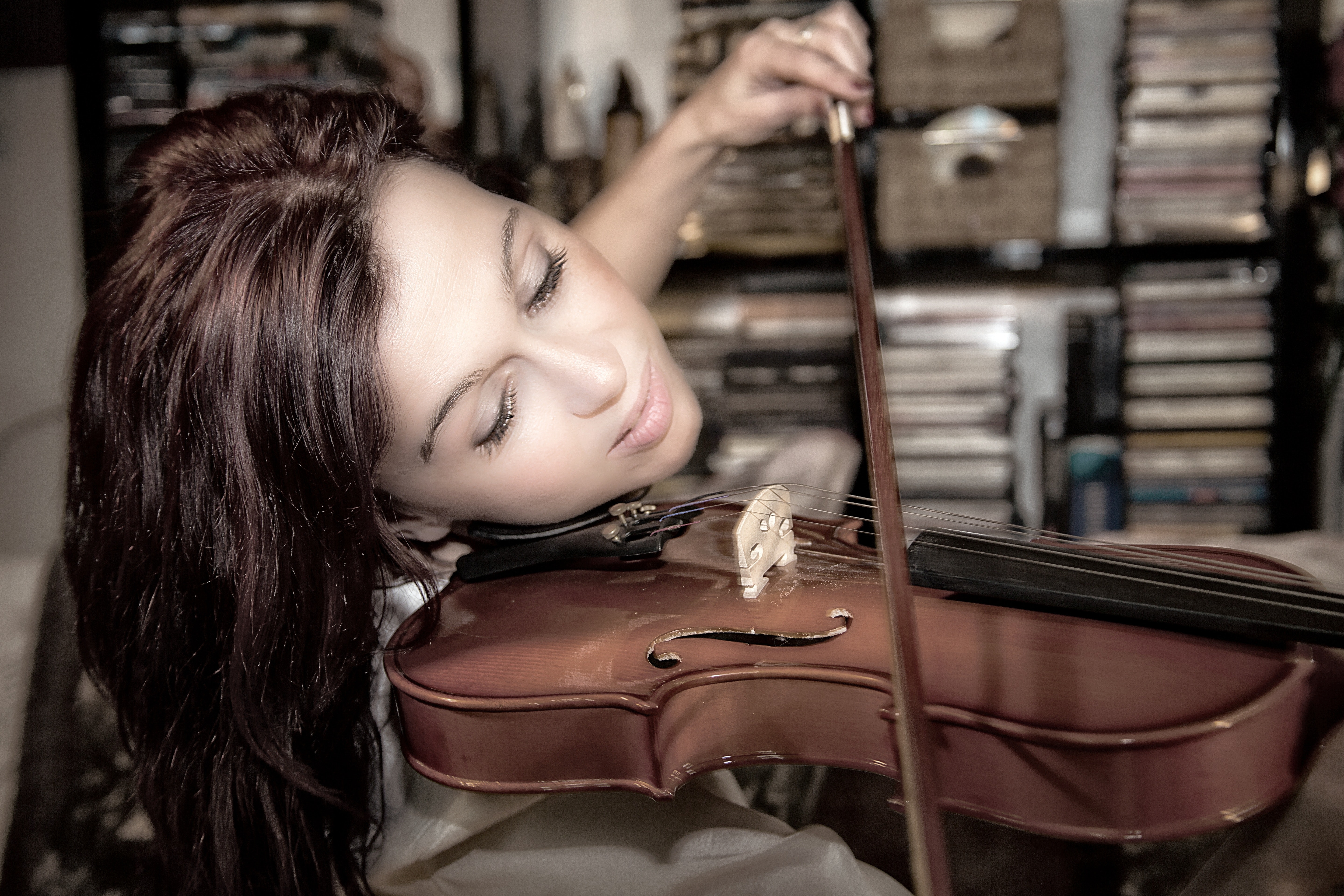 Woman playing violin inside room photo
