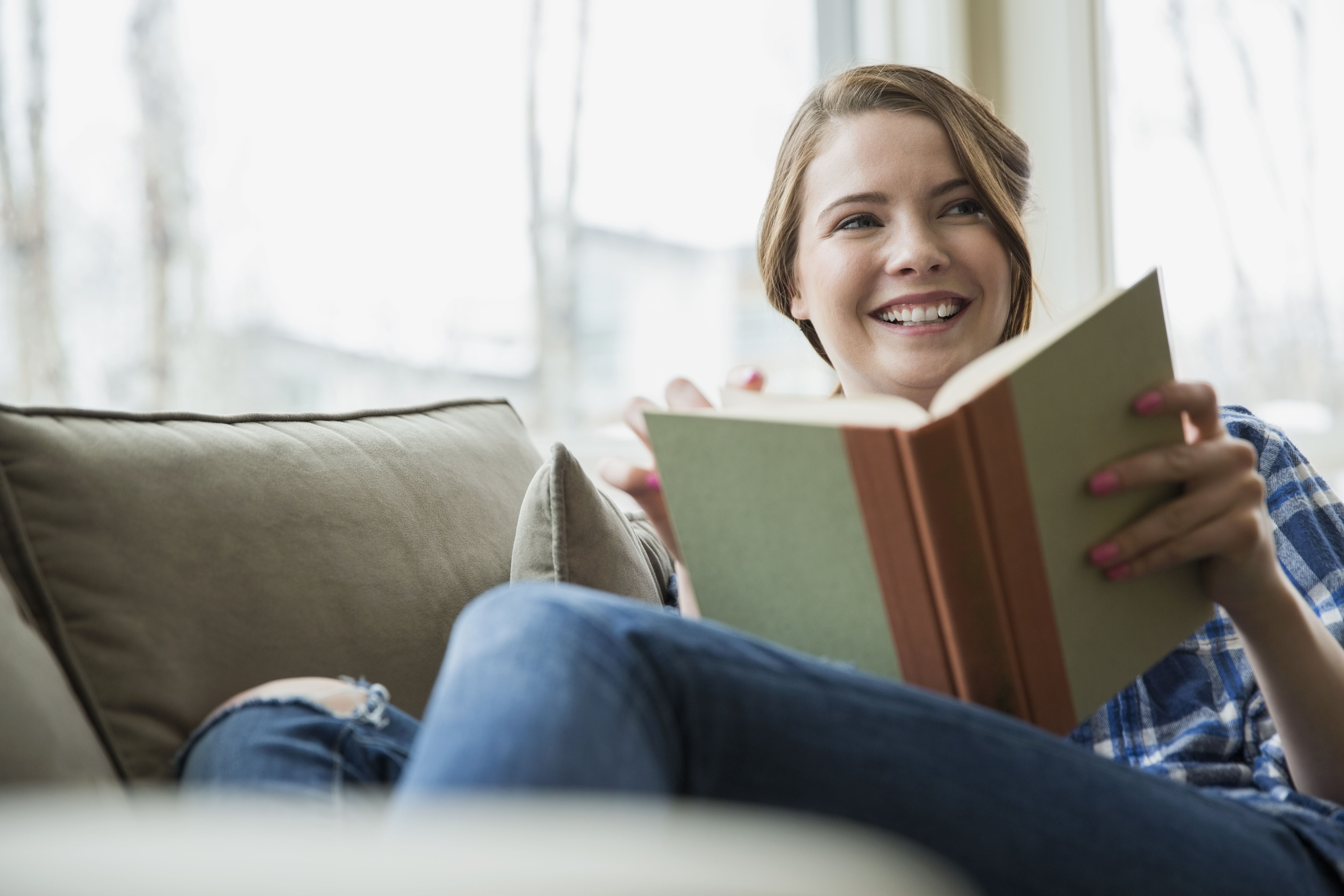 She s reading now. Женщина с книгой. Чтение книг. Довольная женщина с книгой. Читает и улыбается.