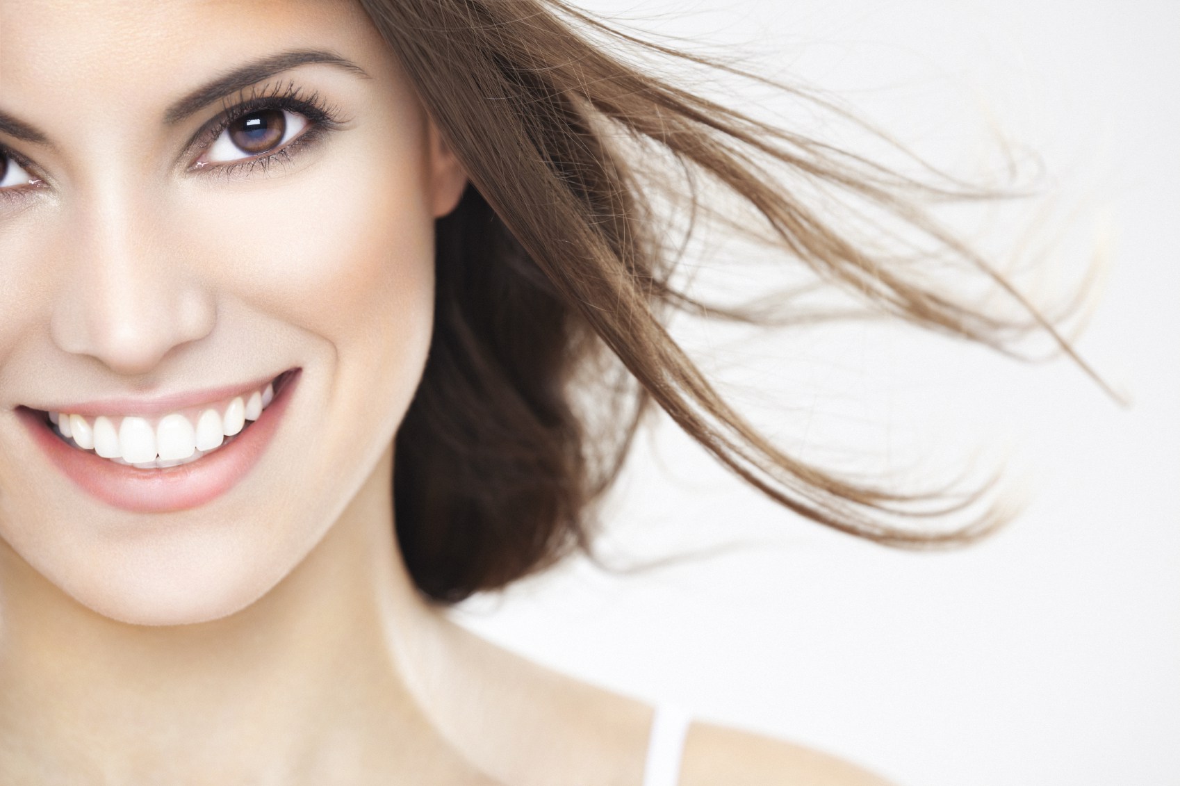 Beauty portrait of a young brunette woman with beautiful smile ...