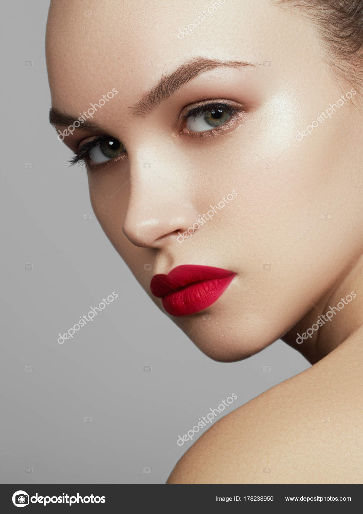 Beautiful model with fashion make-up. Close-up portrait sexy woman ...