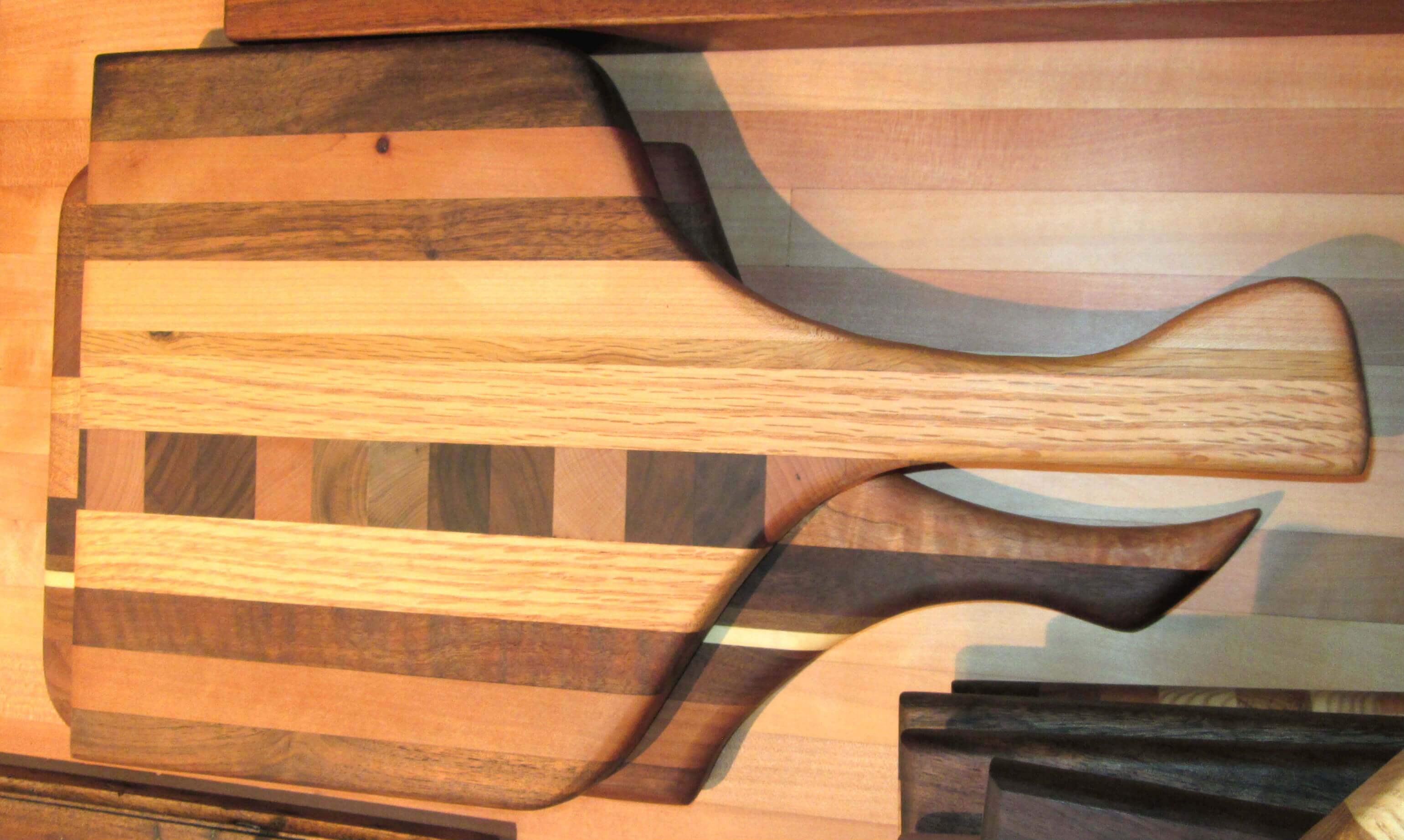 Handled Mixed Wood Cutting Board - GREEN FURNITURE SOLUTIONS LLC