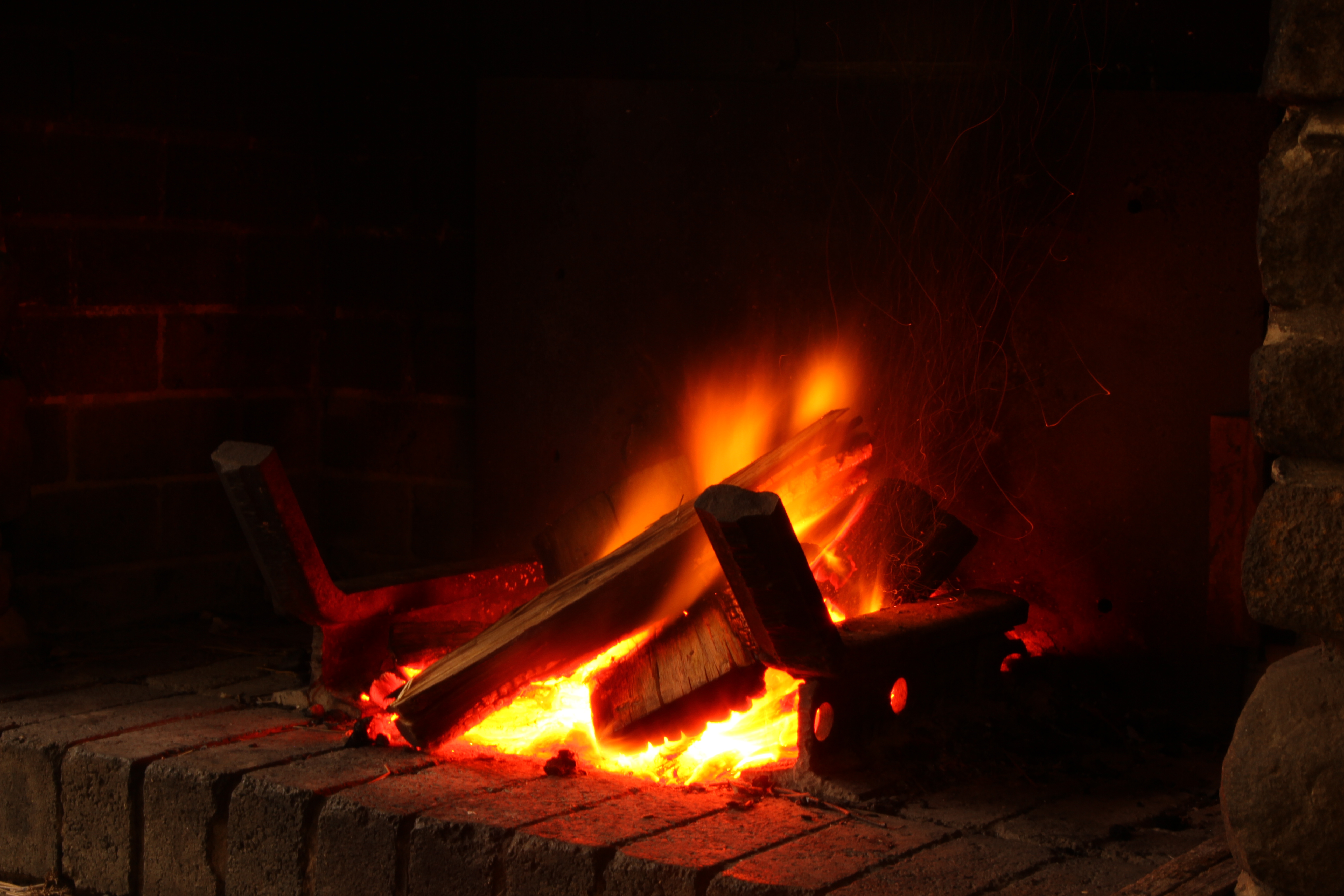 File:Open wood fire.JPG - Wikimedia Commons