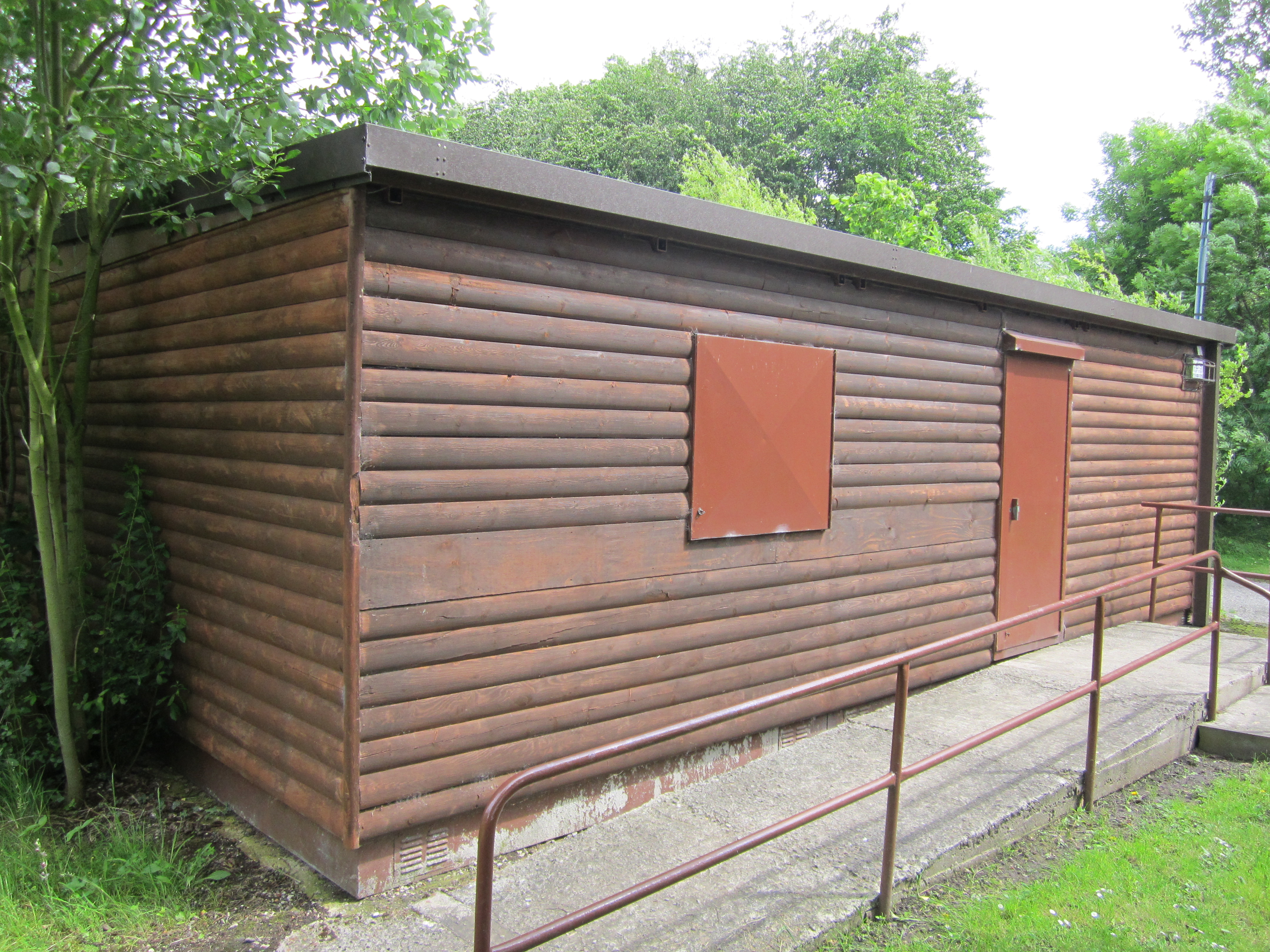 File:Wooden cabin at Rivacre Valley Country Park.jpg - Wikimedia Commons