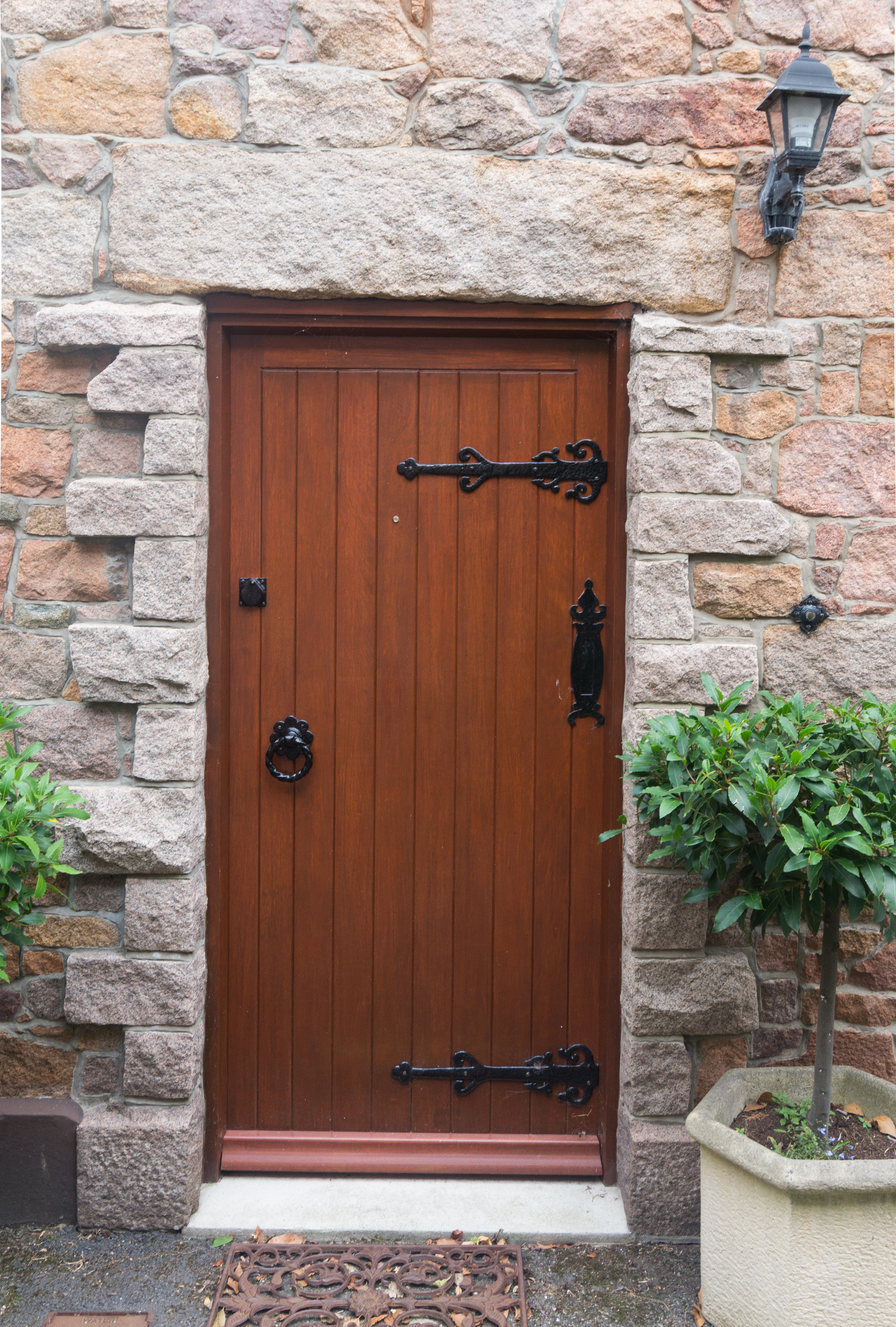 Old wooden door - Doors - Texturify - Free textures