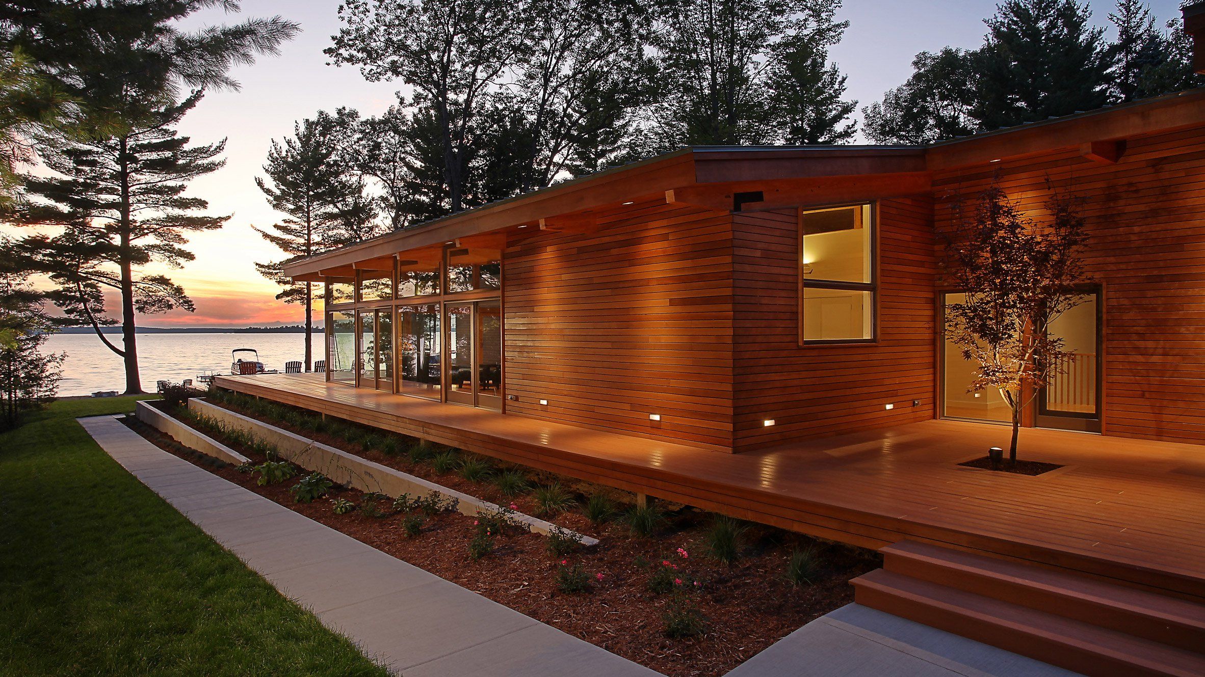 Sited by Michigan's Higgins Lake, this longitudinal wooden residence ...