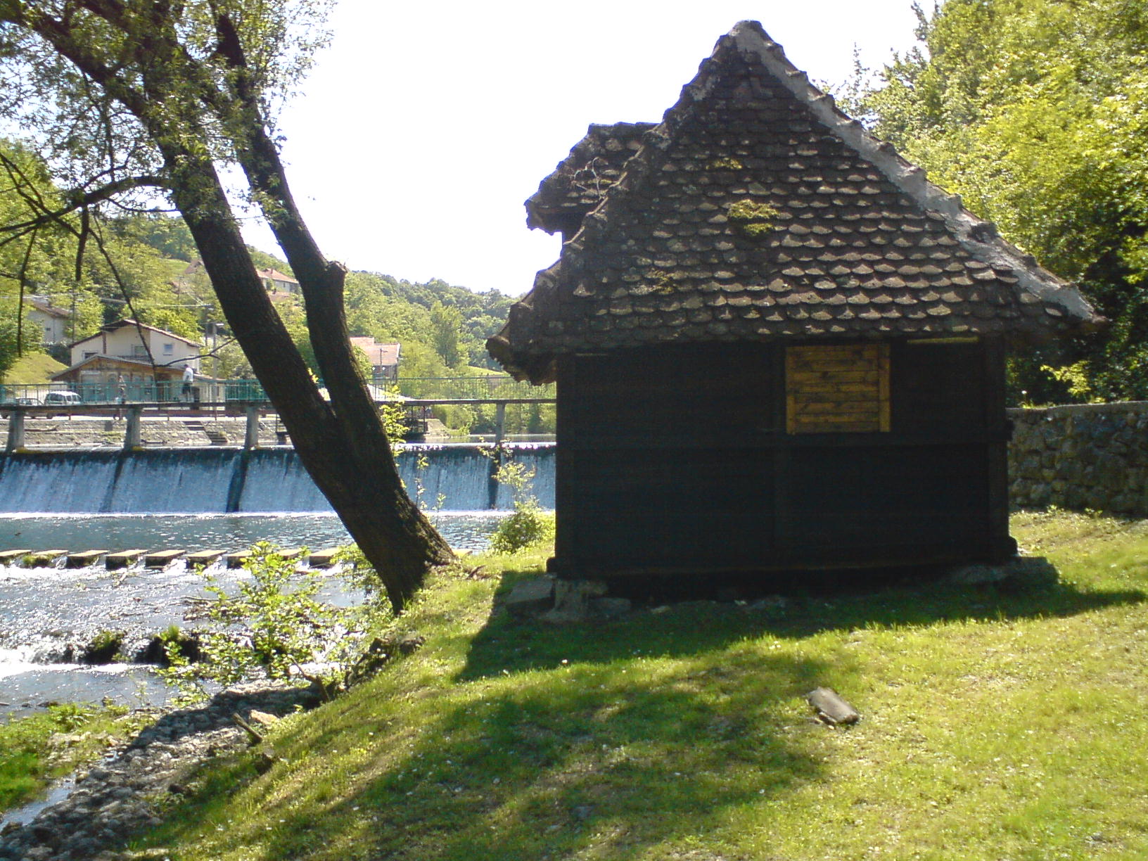 File:Old wooden shack.jpg - Wikimedia Commons