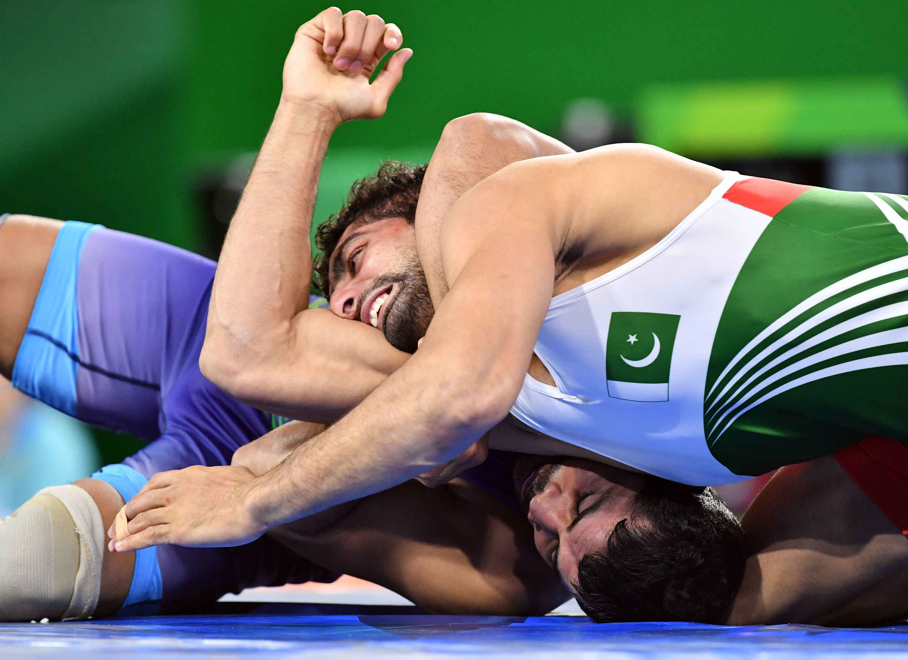 In Pictures: Pakistan's Asad Butt wrestles with India's Kumar Sushil ...