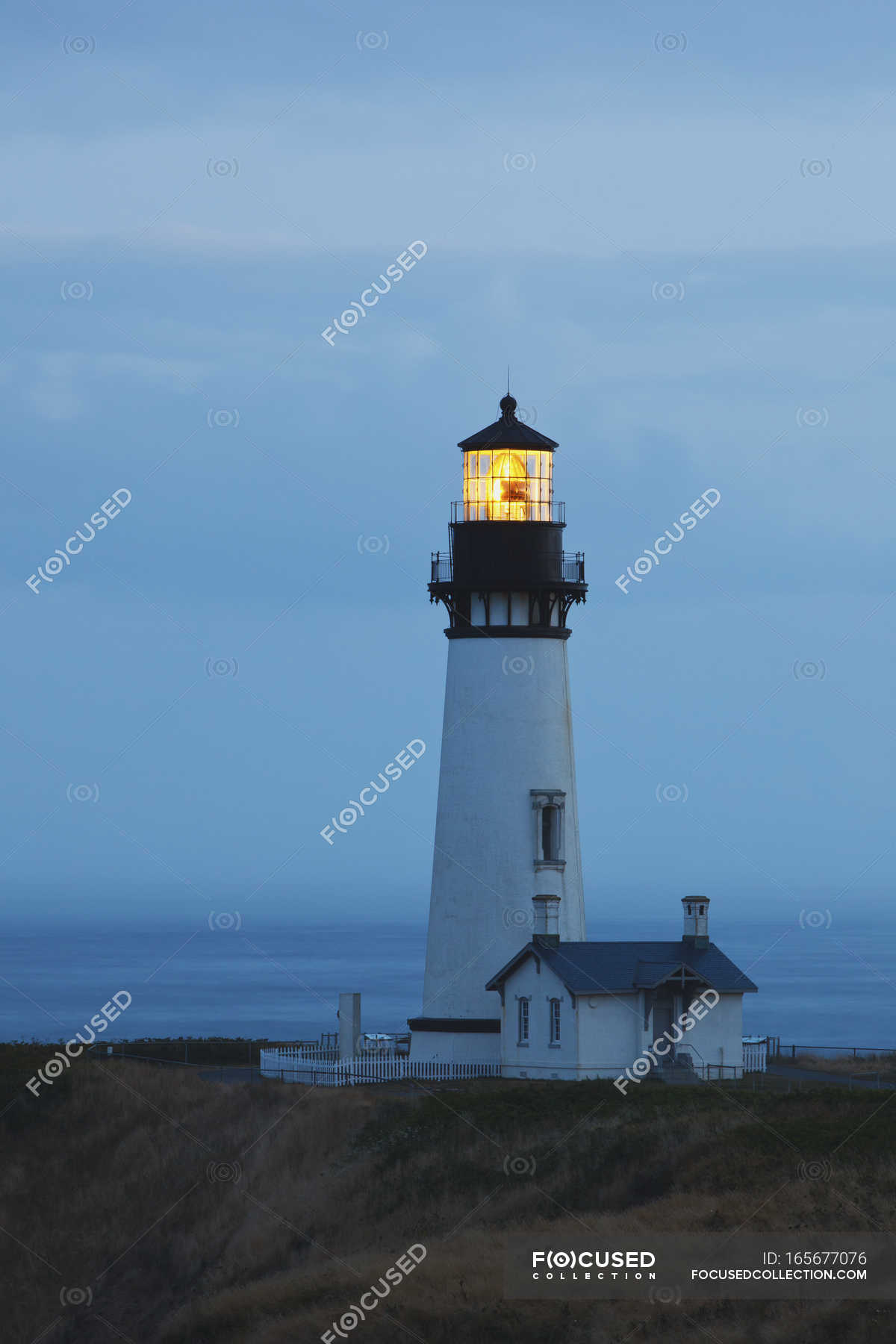 Sunrise At Yaquina Head Lighthouse — Stock Photo | #165677076