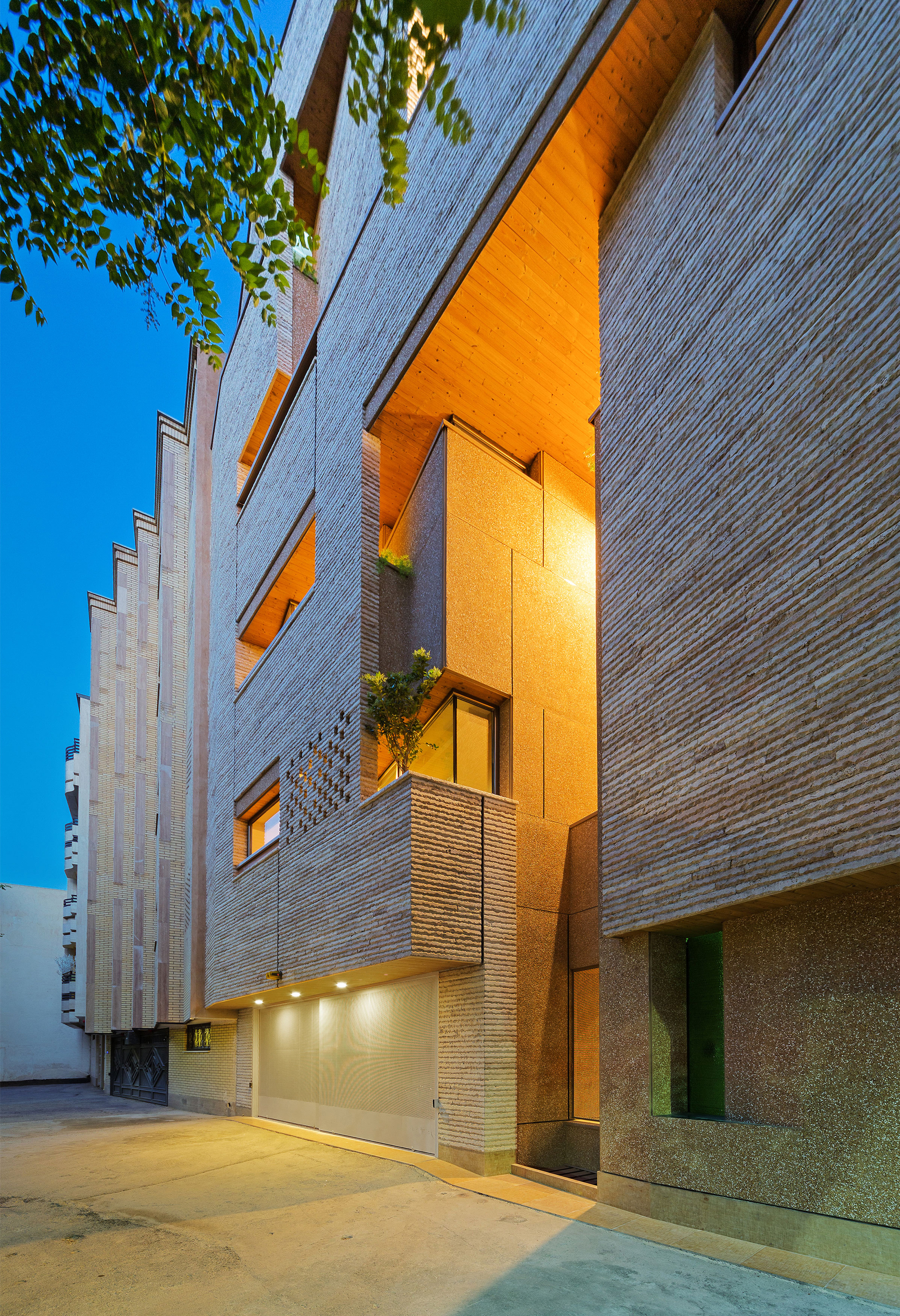 Gallery of Malek Residential Building / Piramun Architectural Office - 4