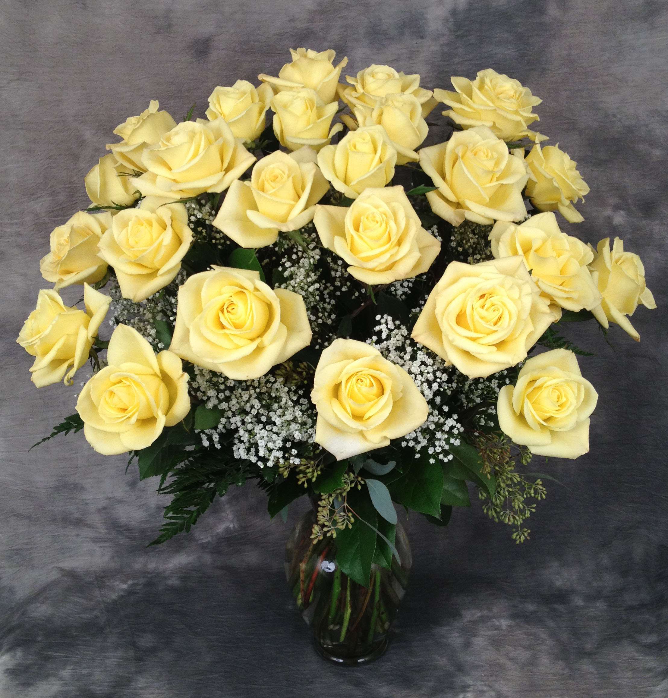 Premium Yellow Roses Arranged with Filler | kremp.com