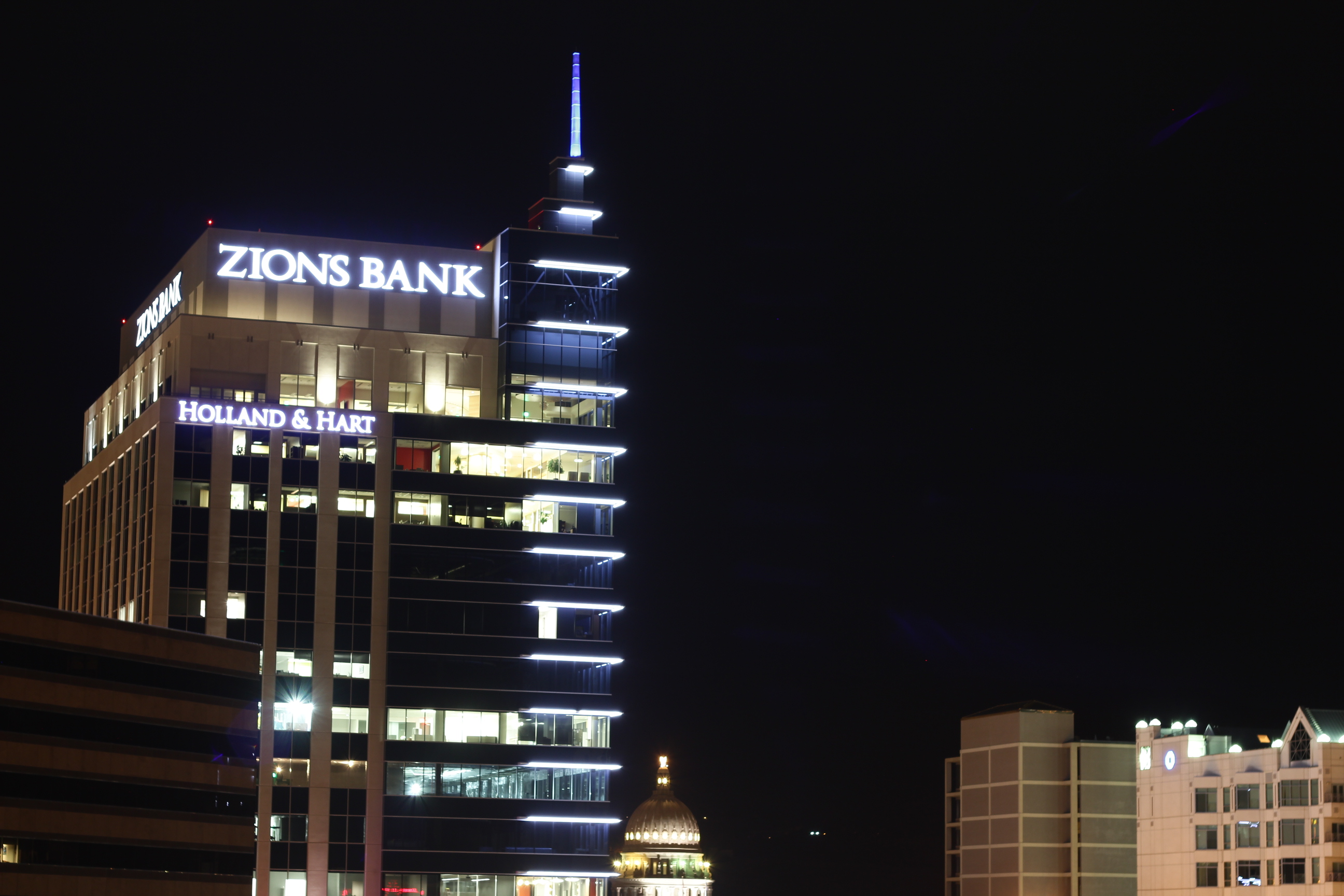 File:Zions Bank Building Before Dawn.JPG - Wikimedia Commons