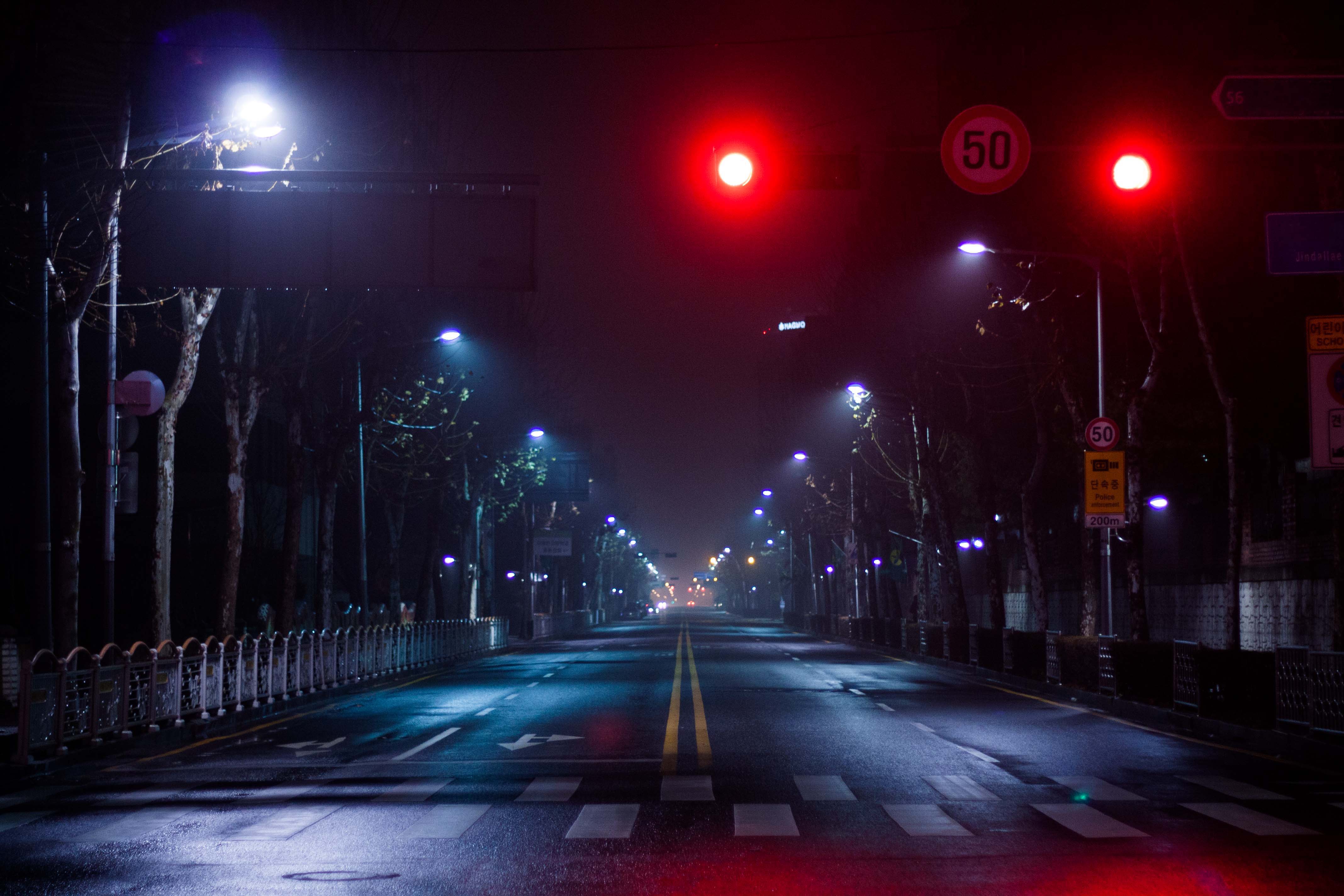 밤거리 교차로 신호등 street at night photo