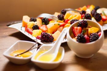 How to Make a Fruit Salad With Two Sauces: 12 Steps
