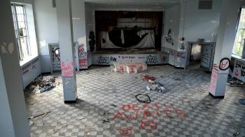 ABANDONED HOSPITAL Found Amazing Room!! - YouTube