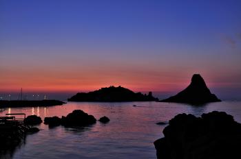 Aci Trezza Faraglioni Sea Dawn Sunset Sicilia Italy Italia - Creative Commons by gnuckx