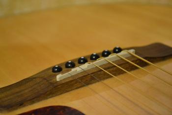 Acoustic guitar bridge
