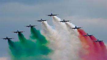 Frecce Tricolori Aerobatic Display Team - YouTube