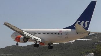 Pilot PLAYING with a Real 737! Empty Aircraft Waving with Ailerons ...