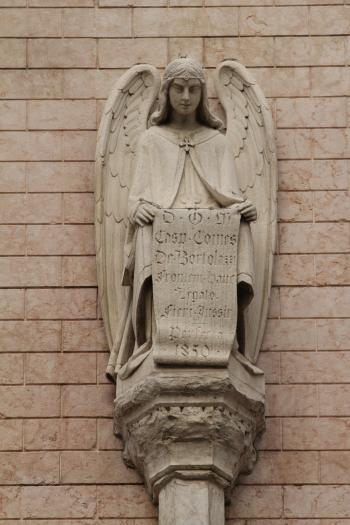 File:Trento-San Pietro-front-statue of angel above portal 2.jpg ...