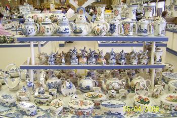 Artistic ceramic souvenirs