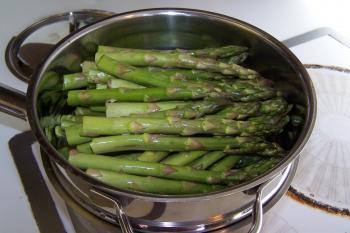 Asparagus in steamer