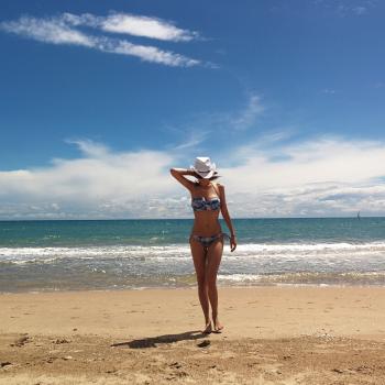 Mara Frischherz - fit the mold, at the beach